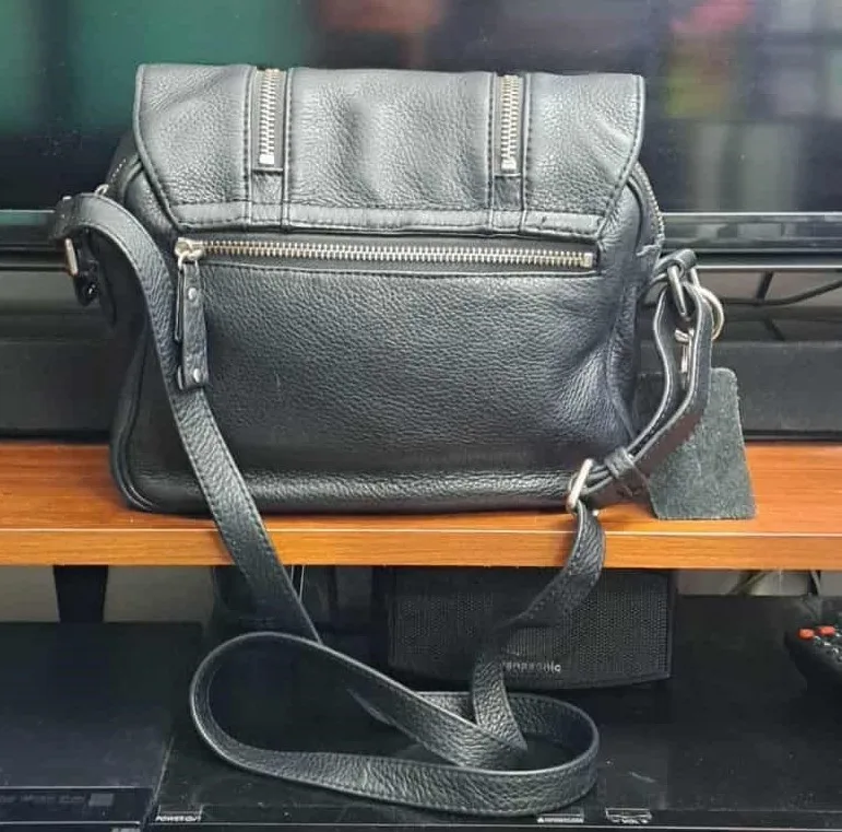 Authentic Danier Genuine Leather Crossbody Bag image indicator(2)