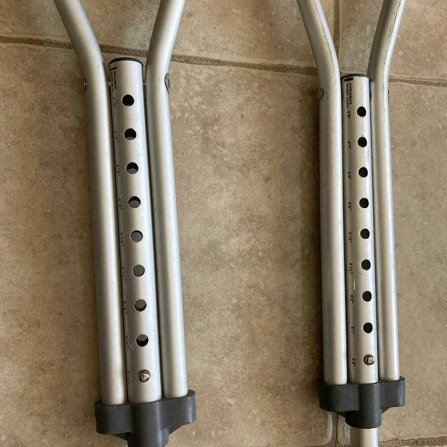 Adjustable Aluminum Crutches 4’6” to 5’2” - photo 2