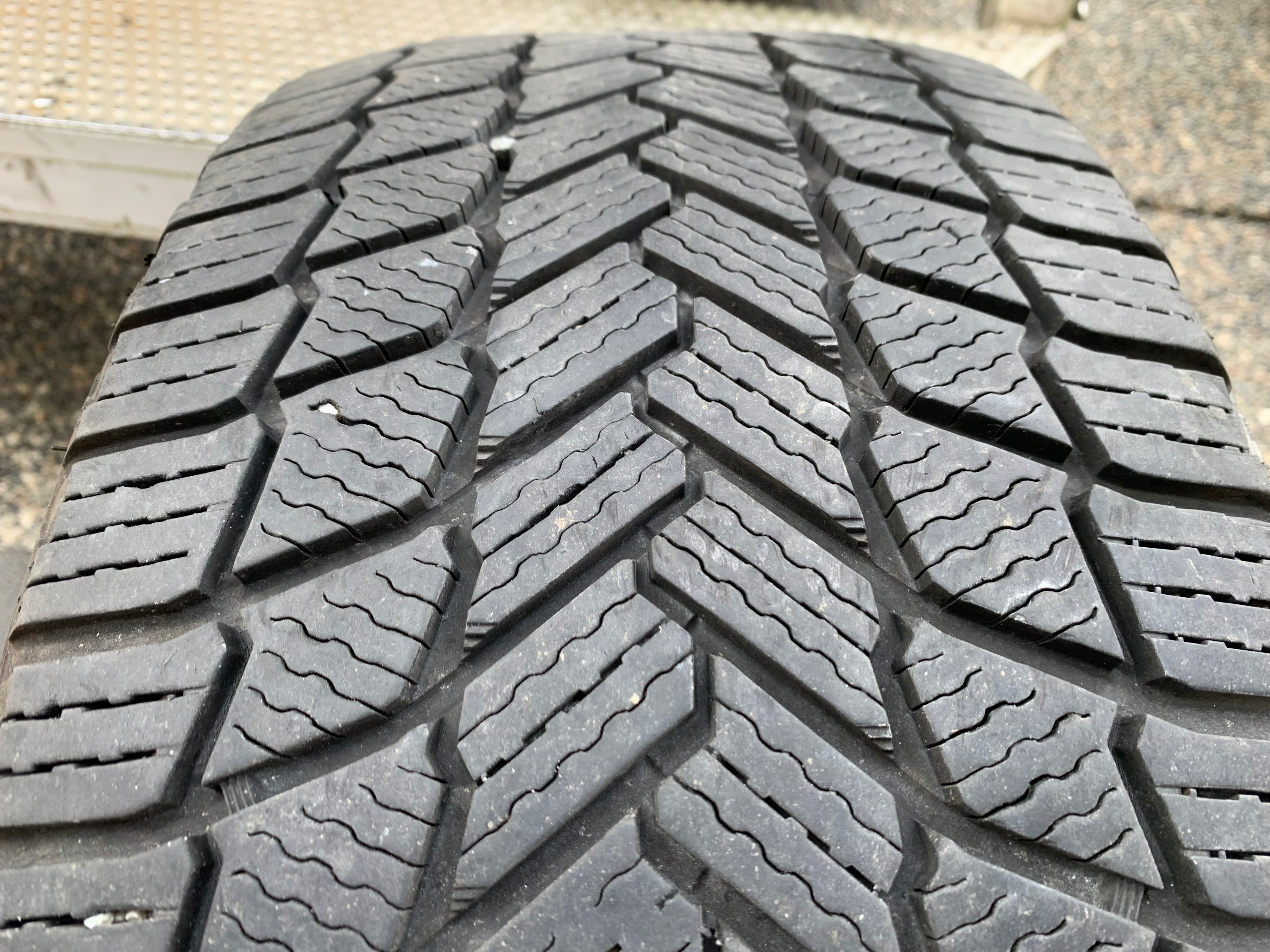 1 X single 225/40/18 Michelin X-Ice Snow with 85% tread - photo 3