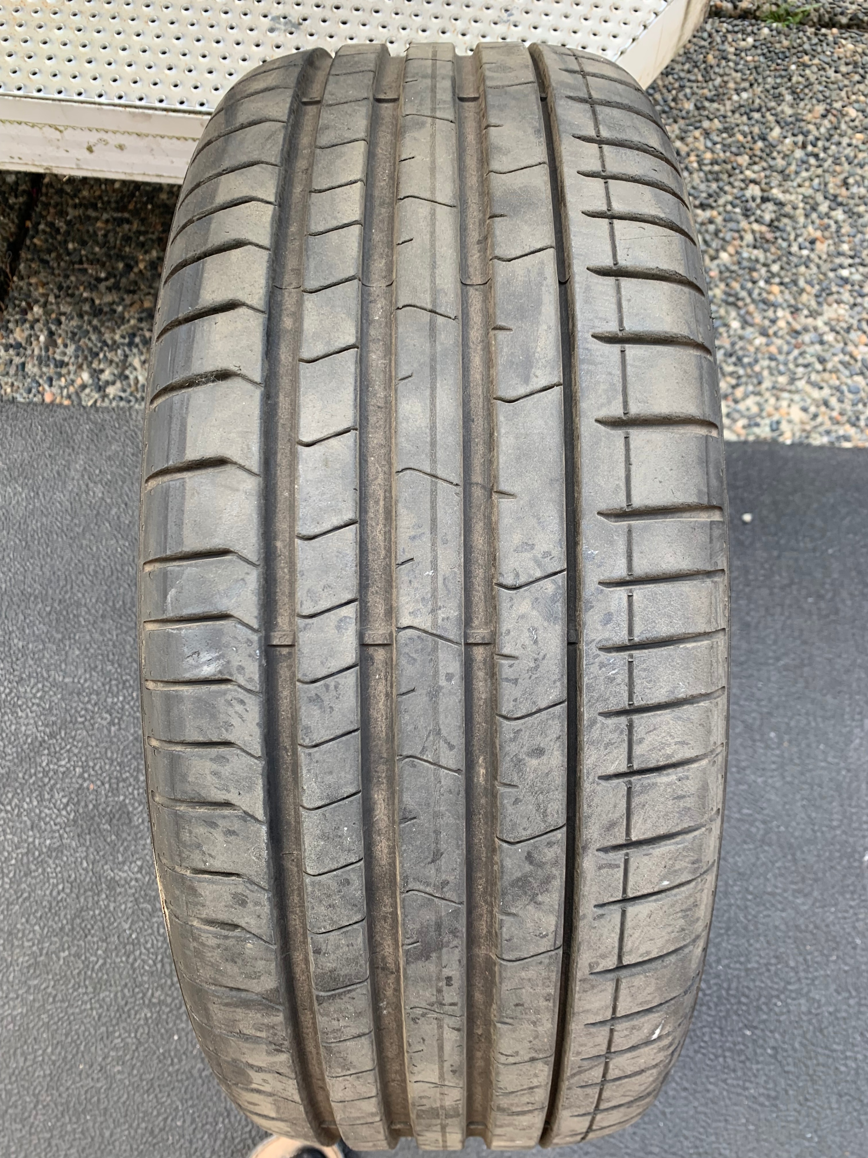 PAIR of 225/40/19 93Y Pirelli Pzero Pz4 MOE RFT with 90% tread