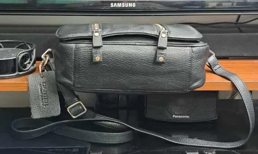 Authentic Danier Genuine Leather Crossbody Bag image indicator(3)