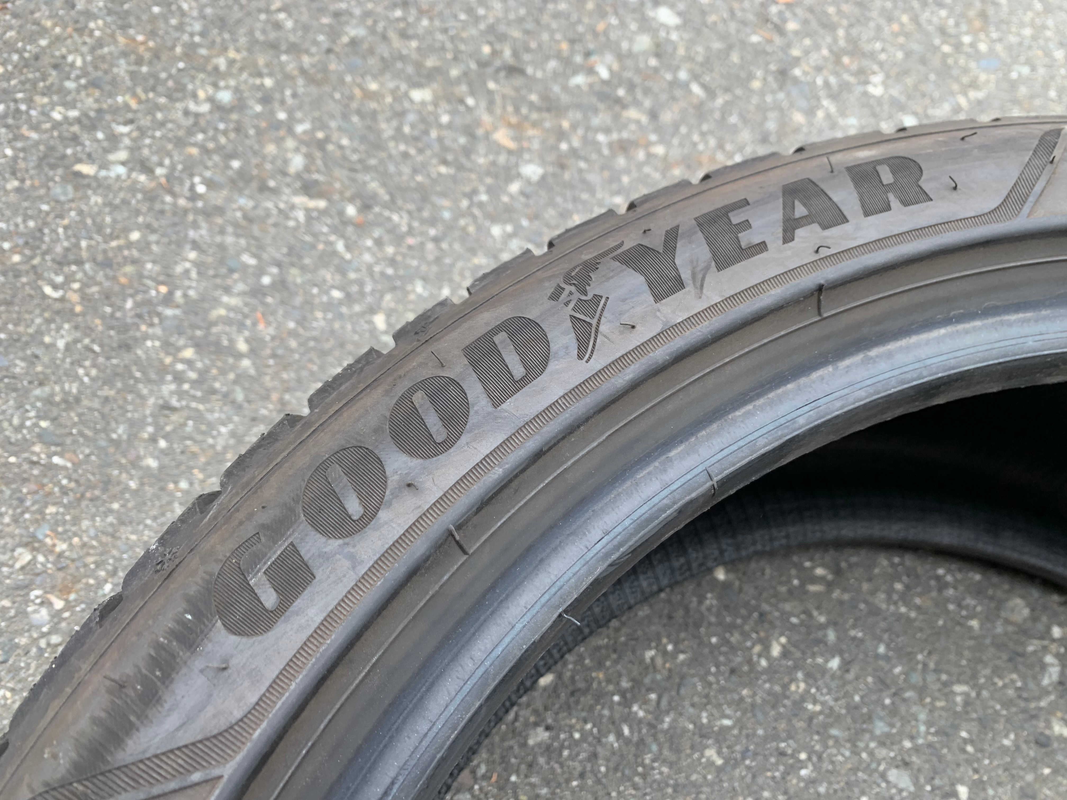 1 x single 245/40/19 Goodyear Ultragrip performance + 80% tread - photo 5