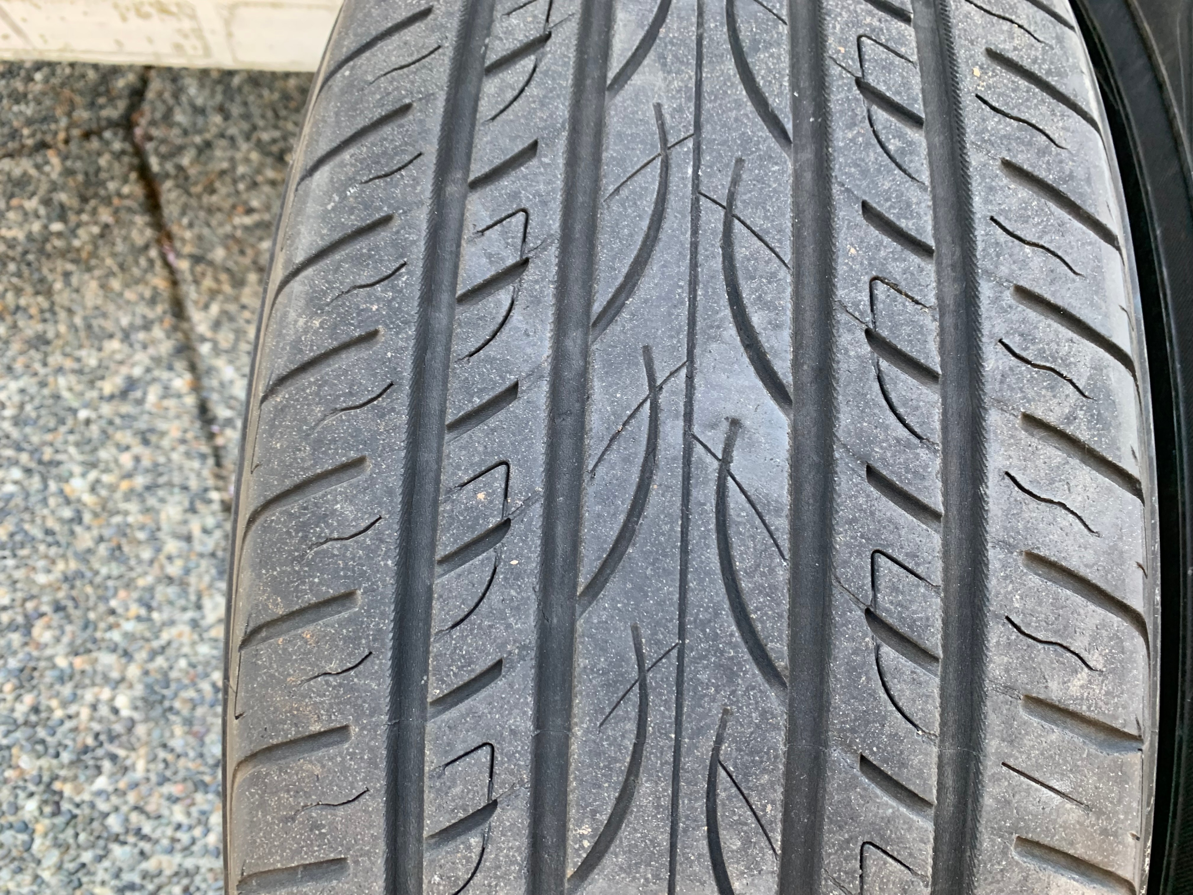 Pair of 235/60/18 M+S Yokohama Avid Envigor with good tread - photo 3