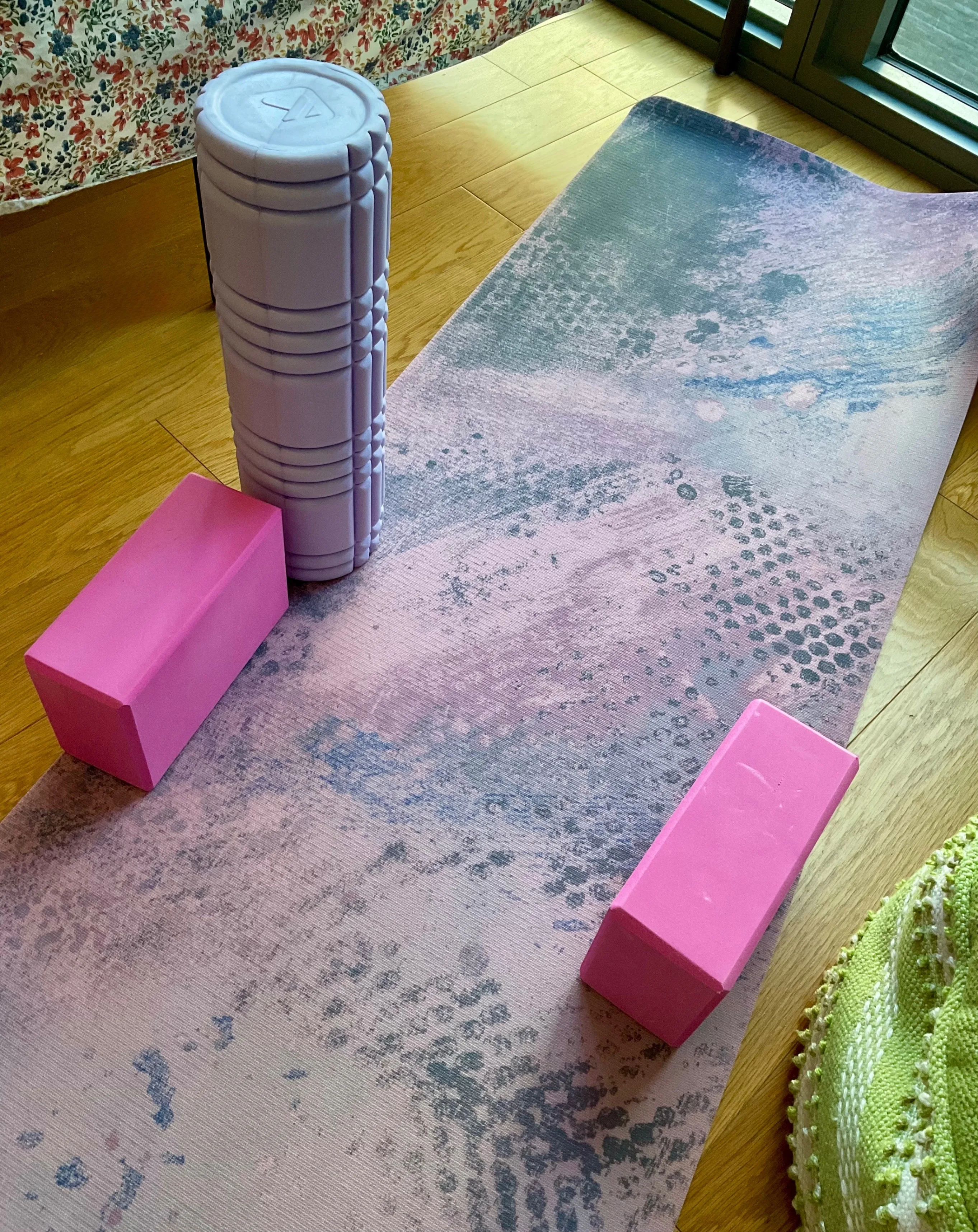 Home Yoga Kit - Mat, Blocks, & Foam Roller image indicator(2)