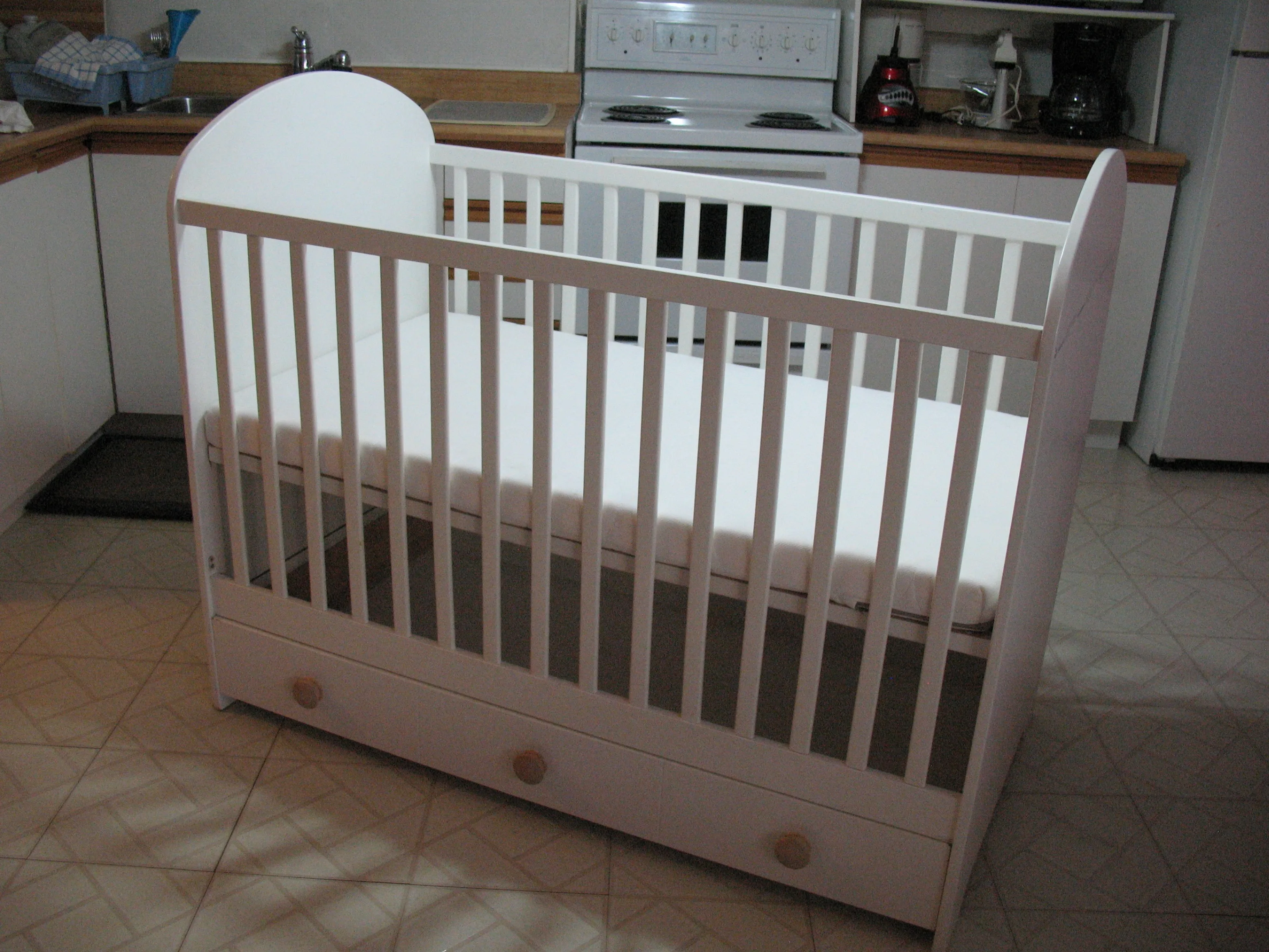 Baby Crib, LIKE NEW (with Free Mattress) image indicator(3)