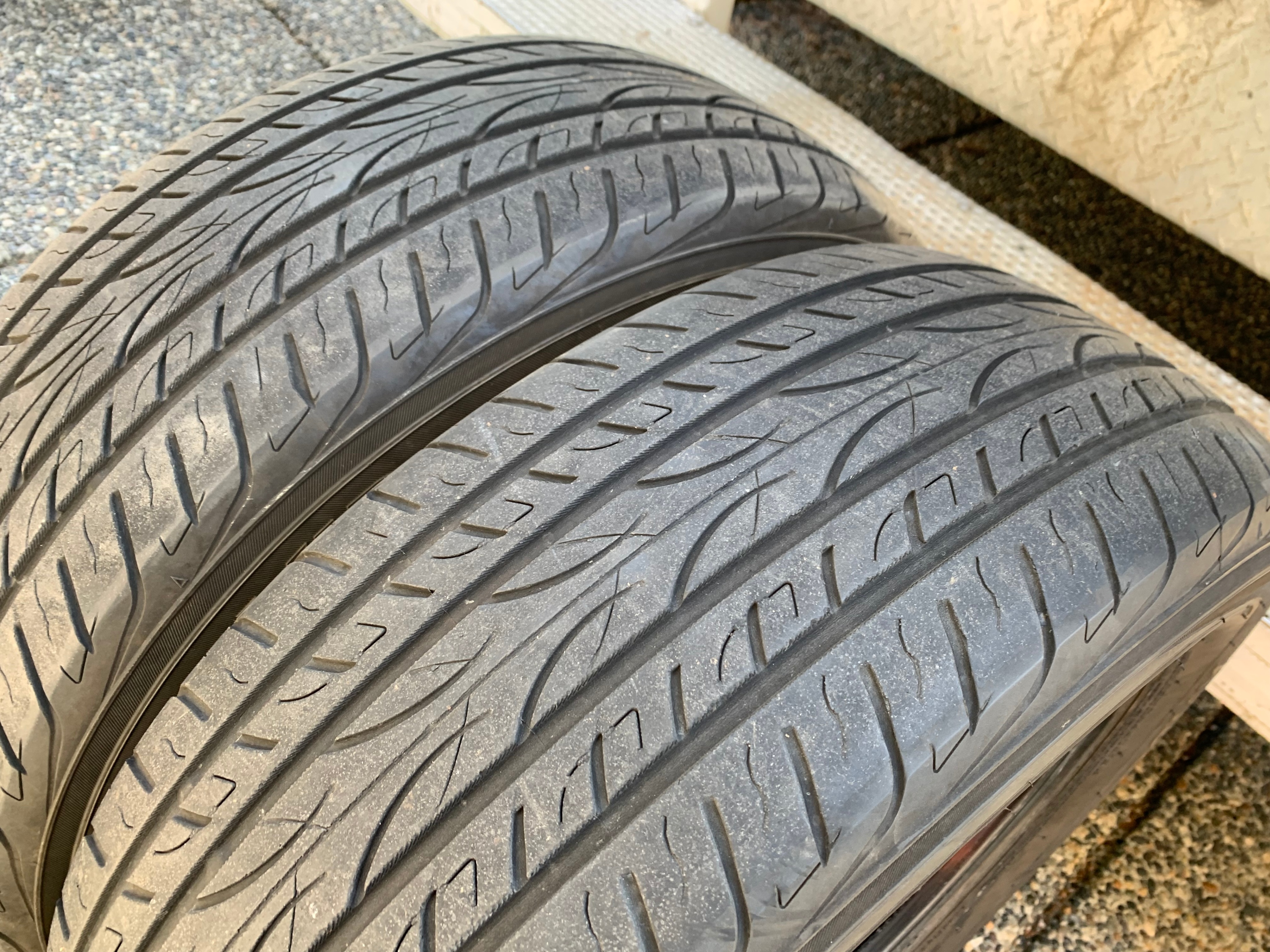 Pair of 235/60/18 M+S Yokohama Avid Envigor with good tread - photo 4