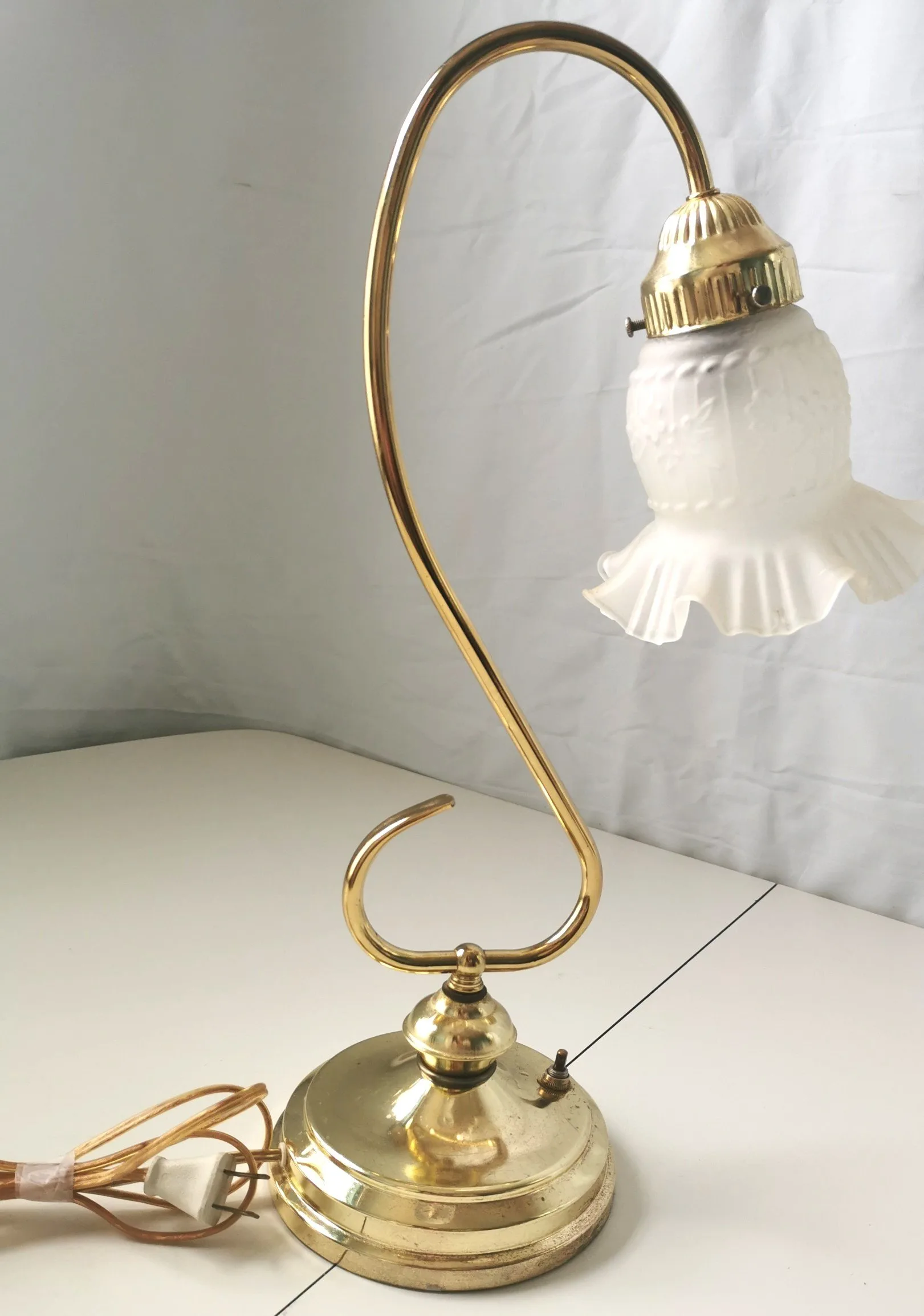 Elegant Vintage Brass Desk Lamp Frosted Embossed Glass Shade image indicator(7)