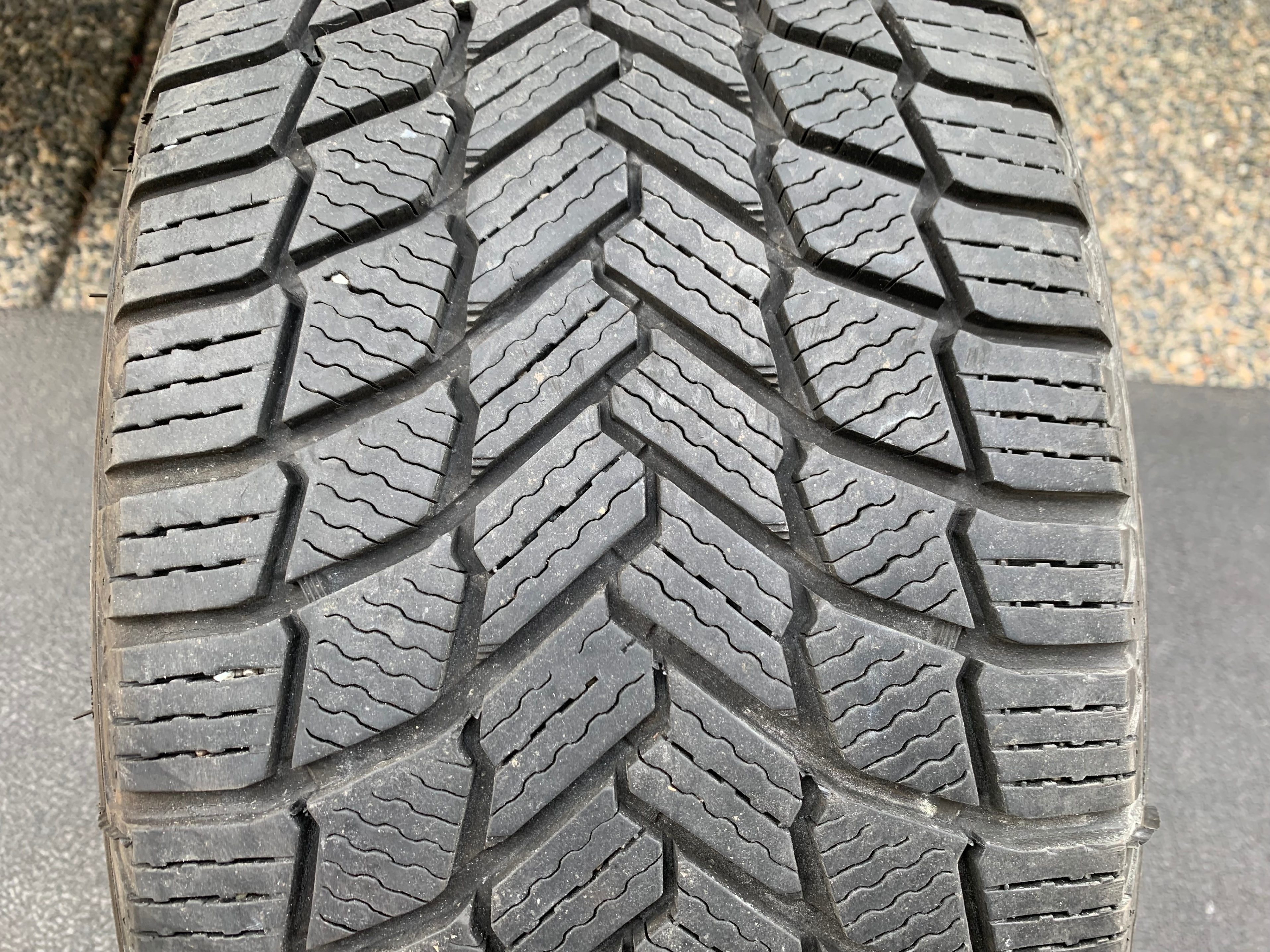 1 X single 225/40/18 Michelin X-Ice Snow with 85% tread - photo 2
