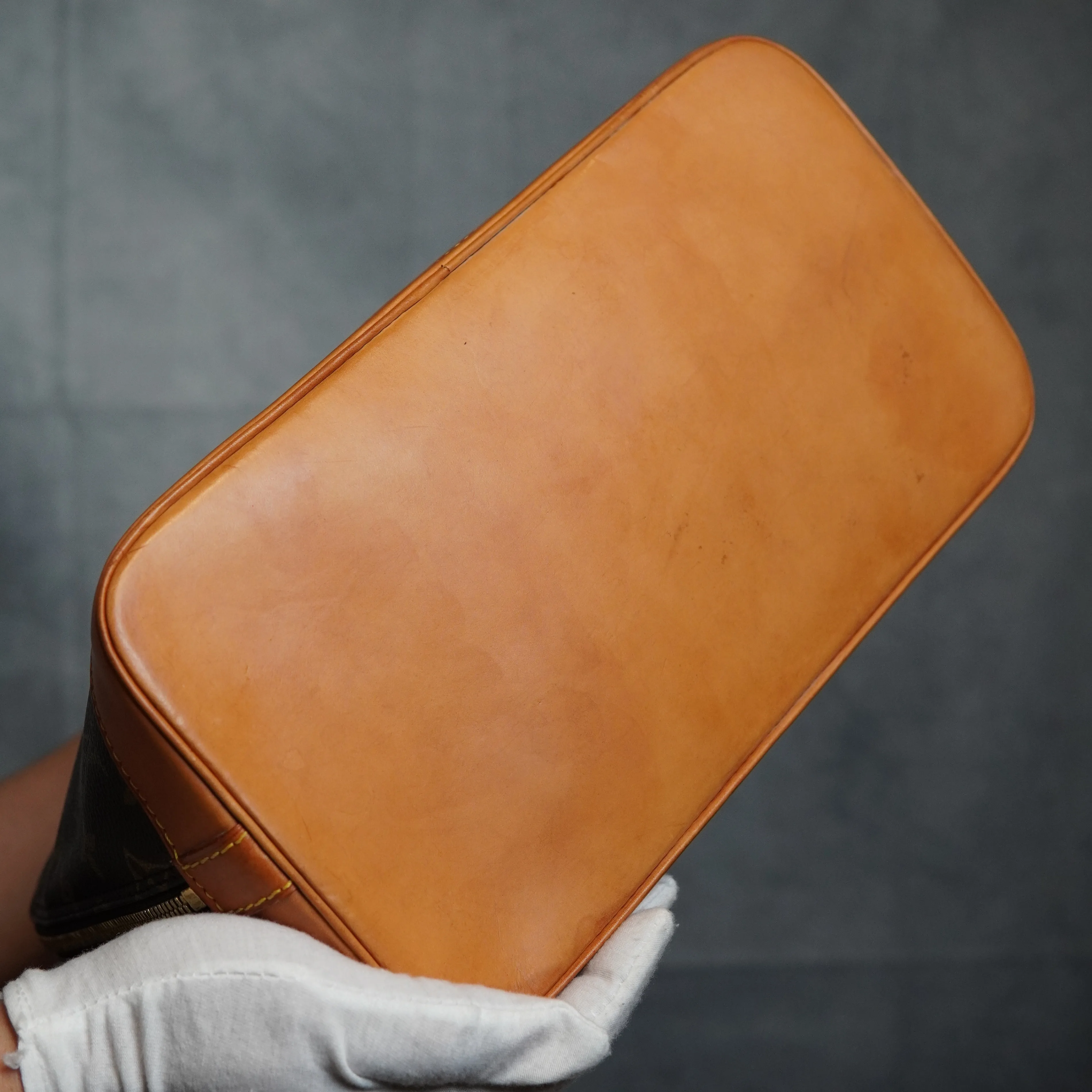 Louis Vuitton Monogram Alma Handbag image indicator(9)