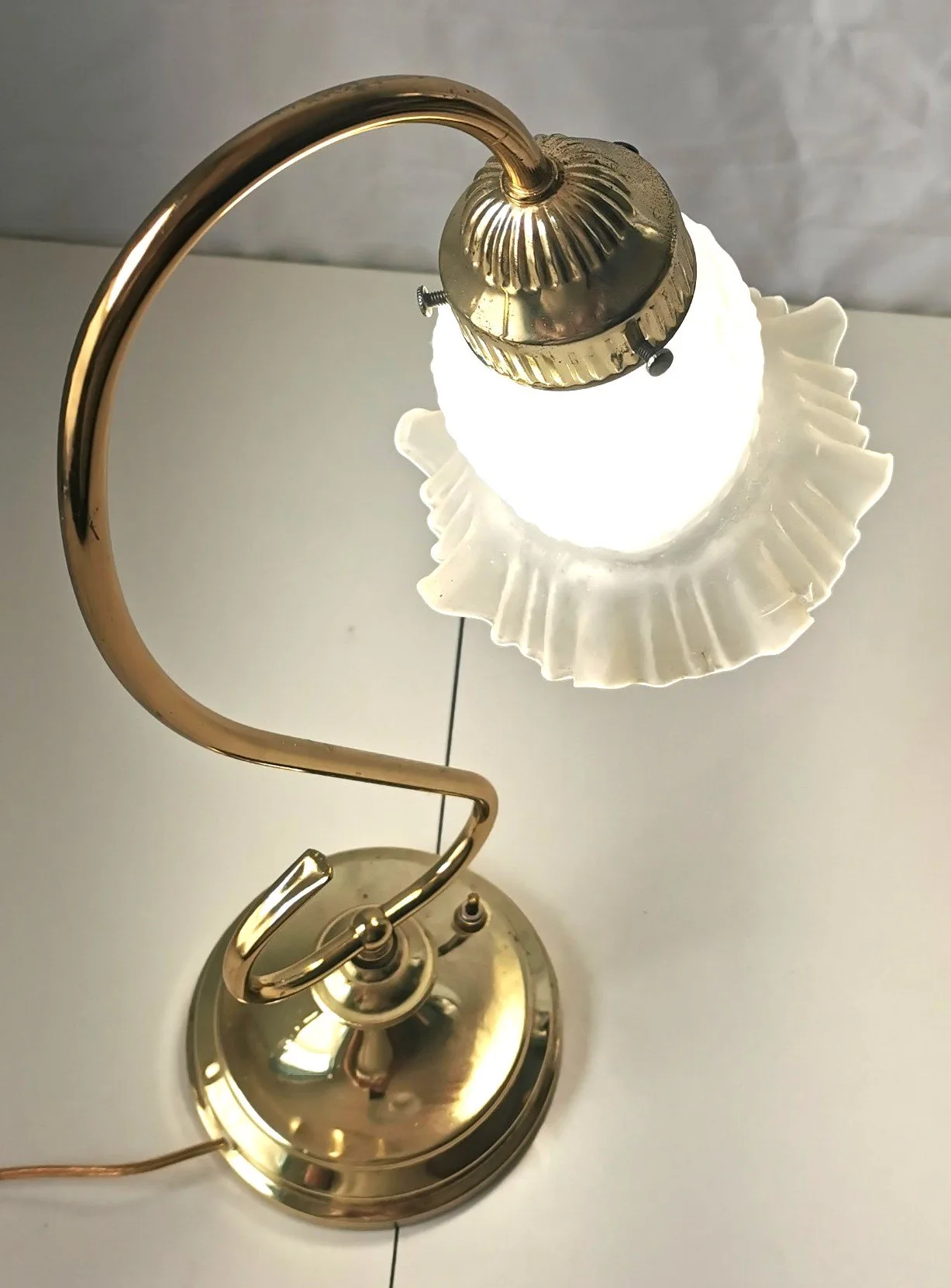 Elegant Vintage Brass Desk Lamp Frosted Embossed Glass Shade image indicator(2)