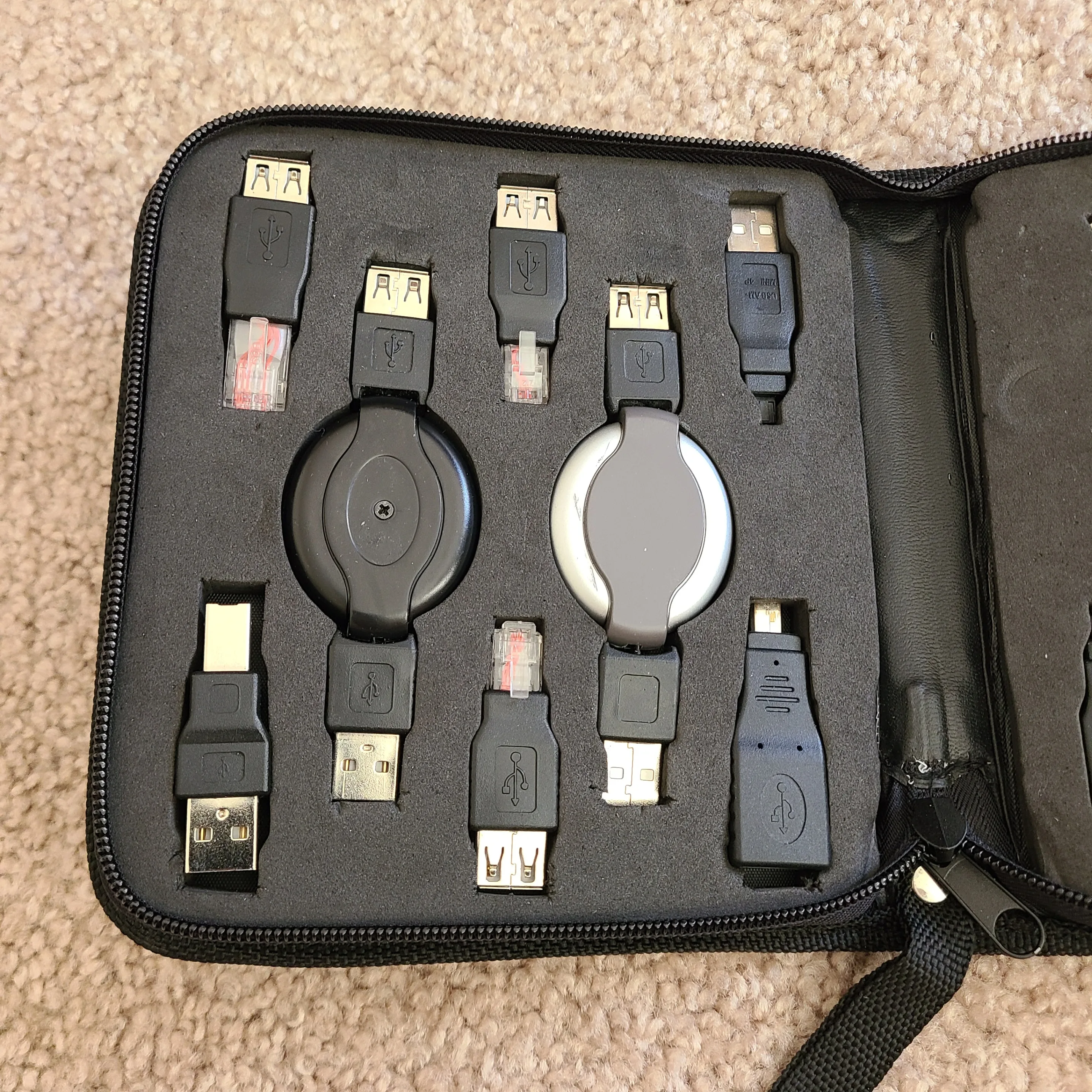 Travel Easy Cable Bag - interchangeable cables and adapters image indicator(4)
