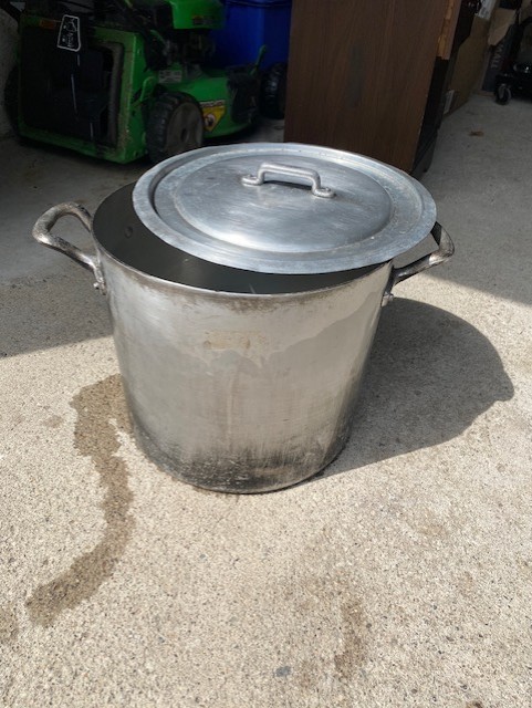 22L Aluminum Stock Pot with Lid – Well Used, Great for Sauce!
