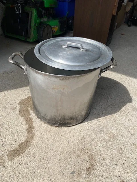 22L Aluminum Stock Pot with Lid – Well Used, Great for Sauce! thumbnail
