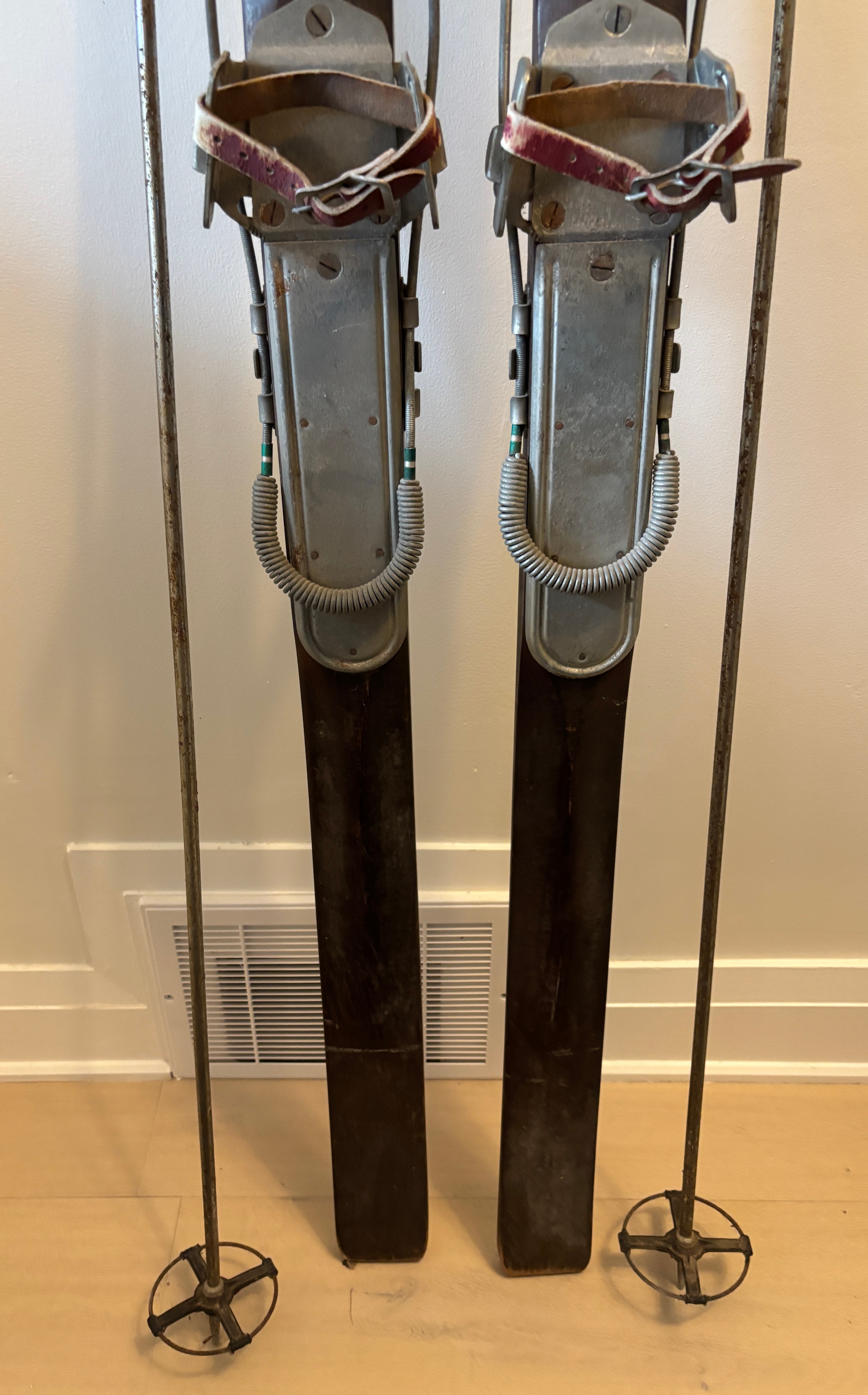 Harvey E Dodds Chalet Vintage Skis and Poles - photo 4