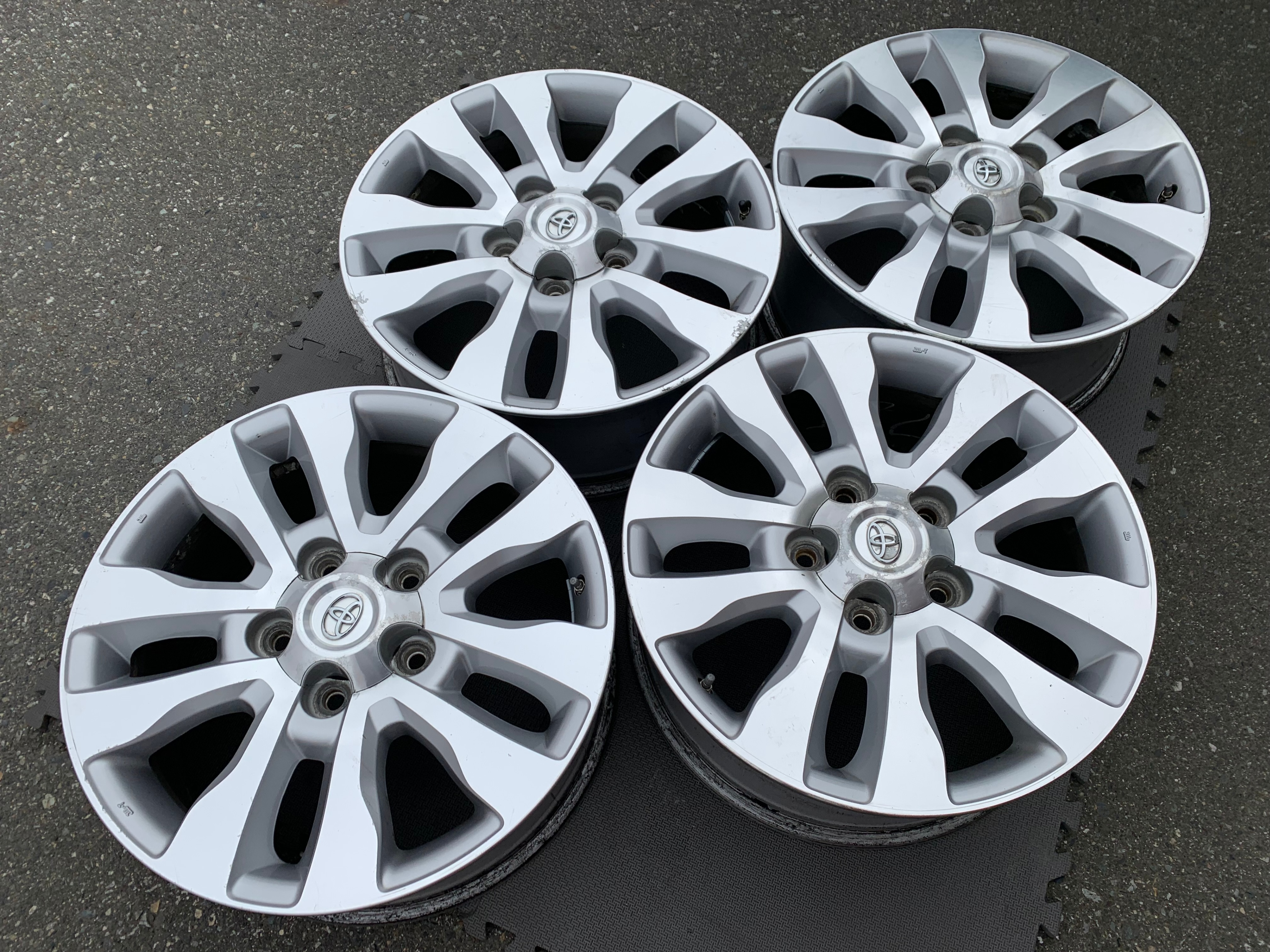 Set of 20" Toyota Tundra rims 5X150 ET60 in good cond with TPMS - photo 4