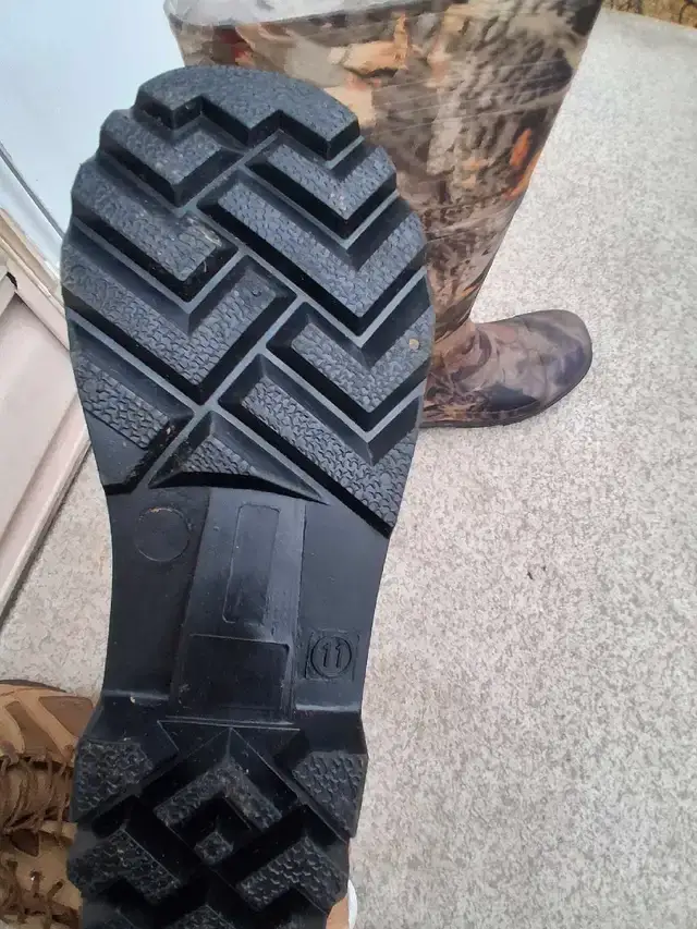 Men Camo rubber Boots size 11 - photo 3
