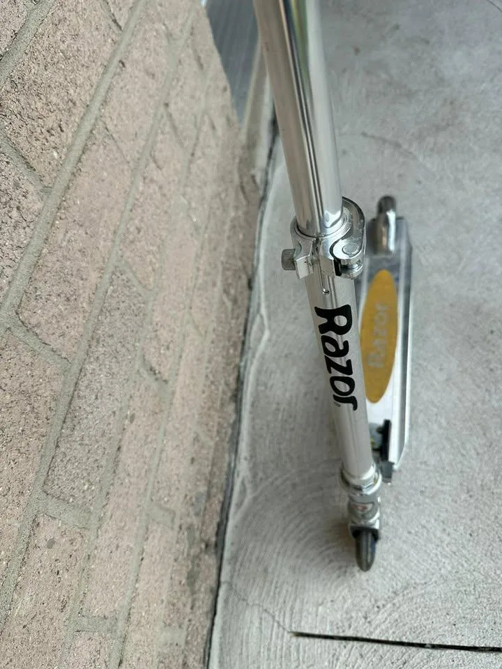 Razor Kick Scooter with Lighted Wheels image indicator(3)