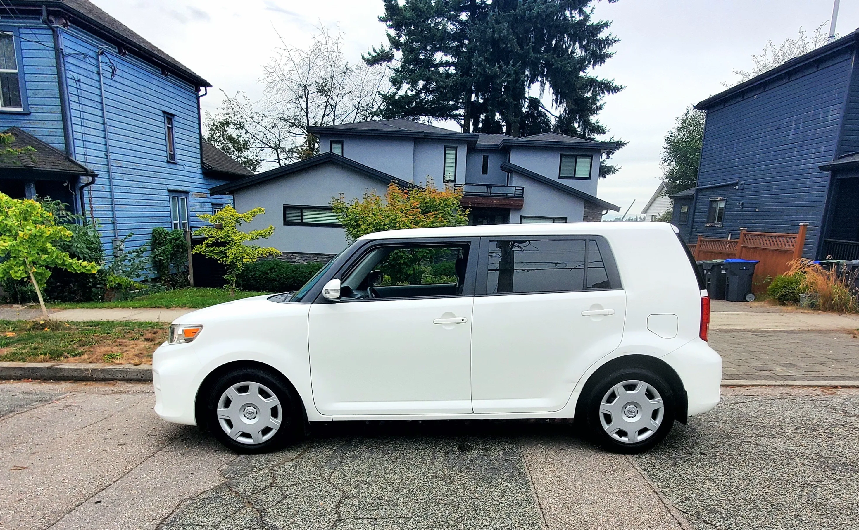 2013 Scion xB Base 4dr image indicator(4)