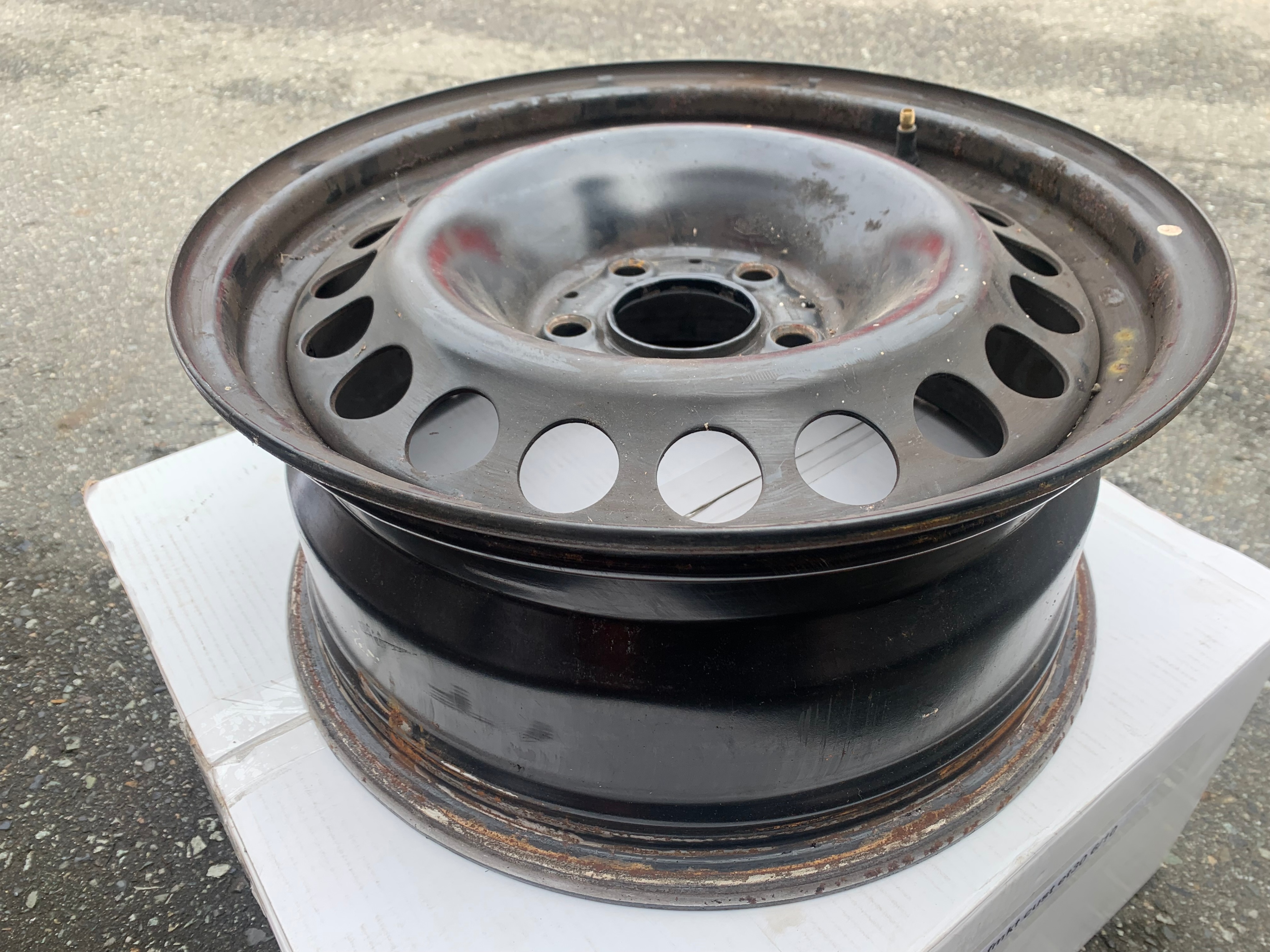 Pair of OEM Mercedes 16X7 et37 black steel rims in good shape - photo 2