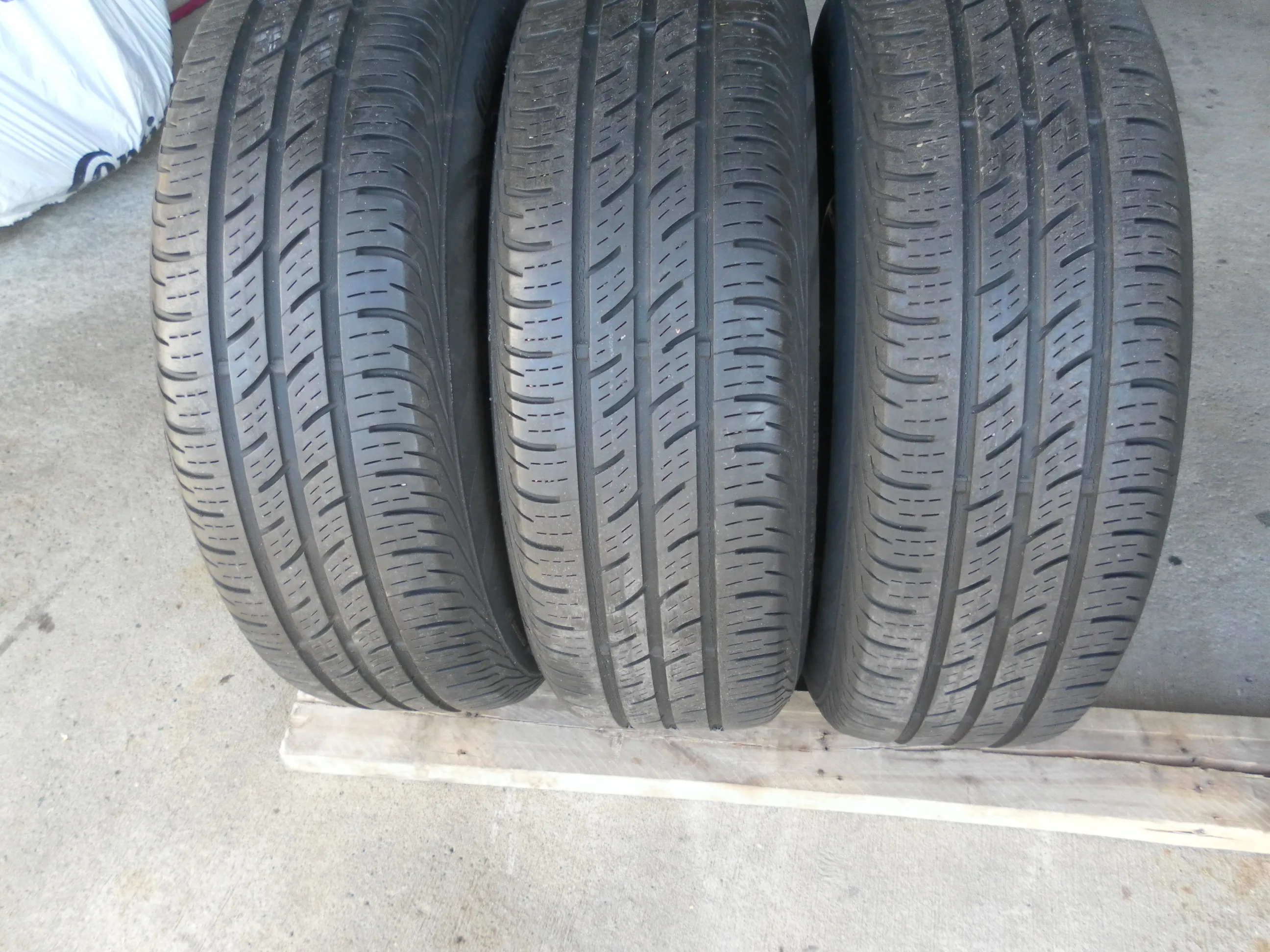 195 65 R15 Continental tires with rims for VW , Audi image indicator(2)