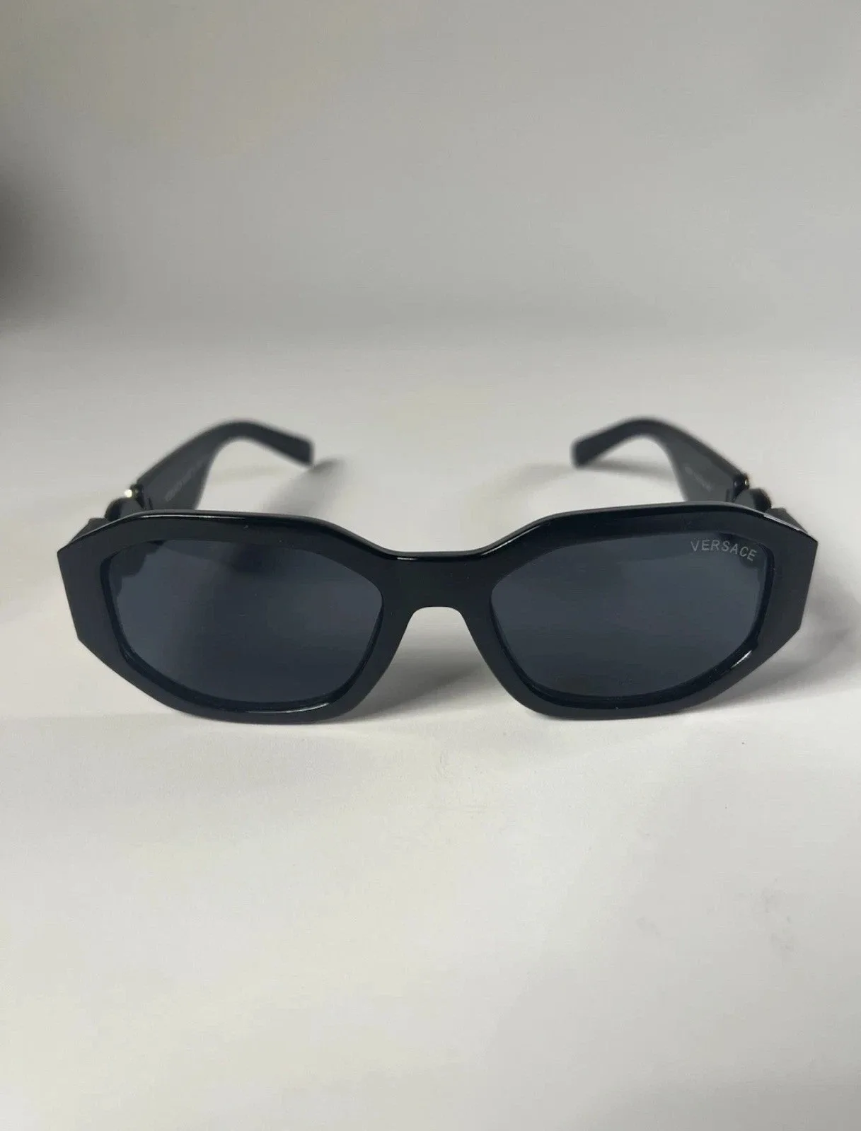 New Versace VE4361 ‘Biggie’ Sunglasses–Black Gold 100% Authentic image indicator(2)