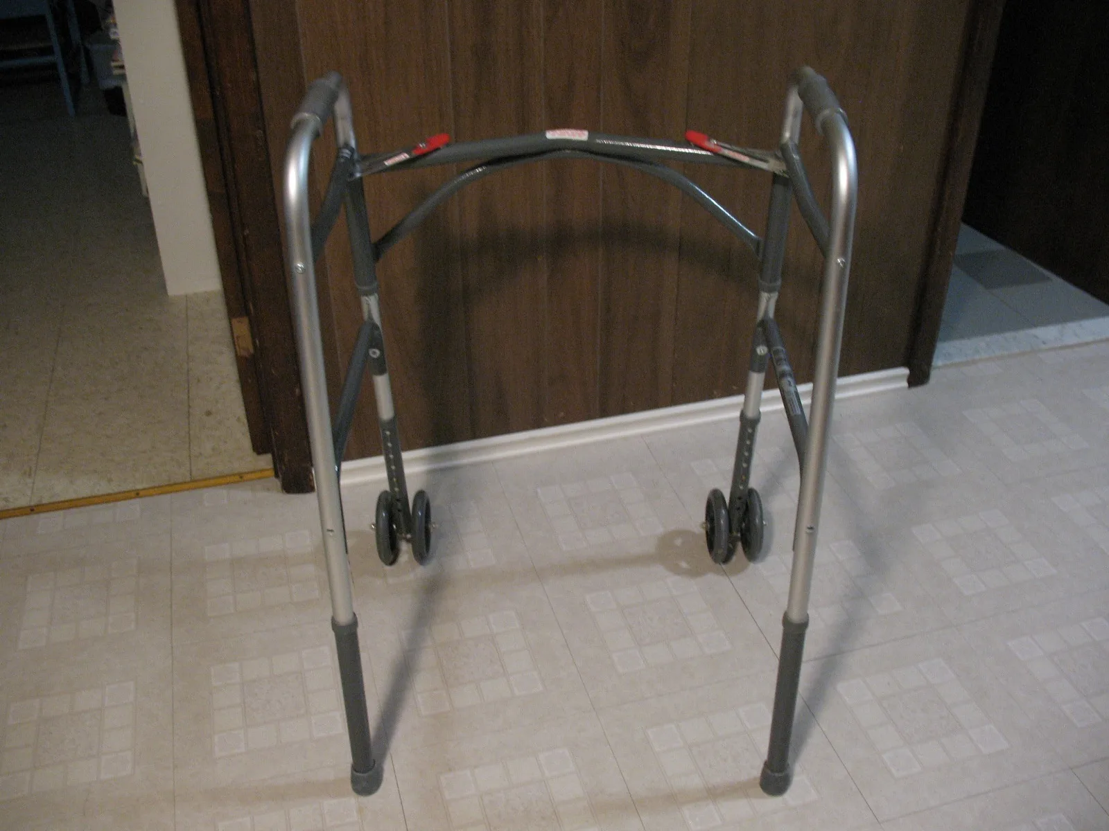Extra Heavy Duty Walker with Front Wheels image indicator(4)