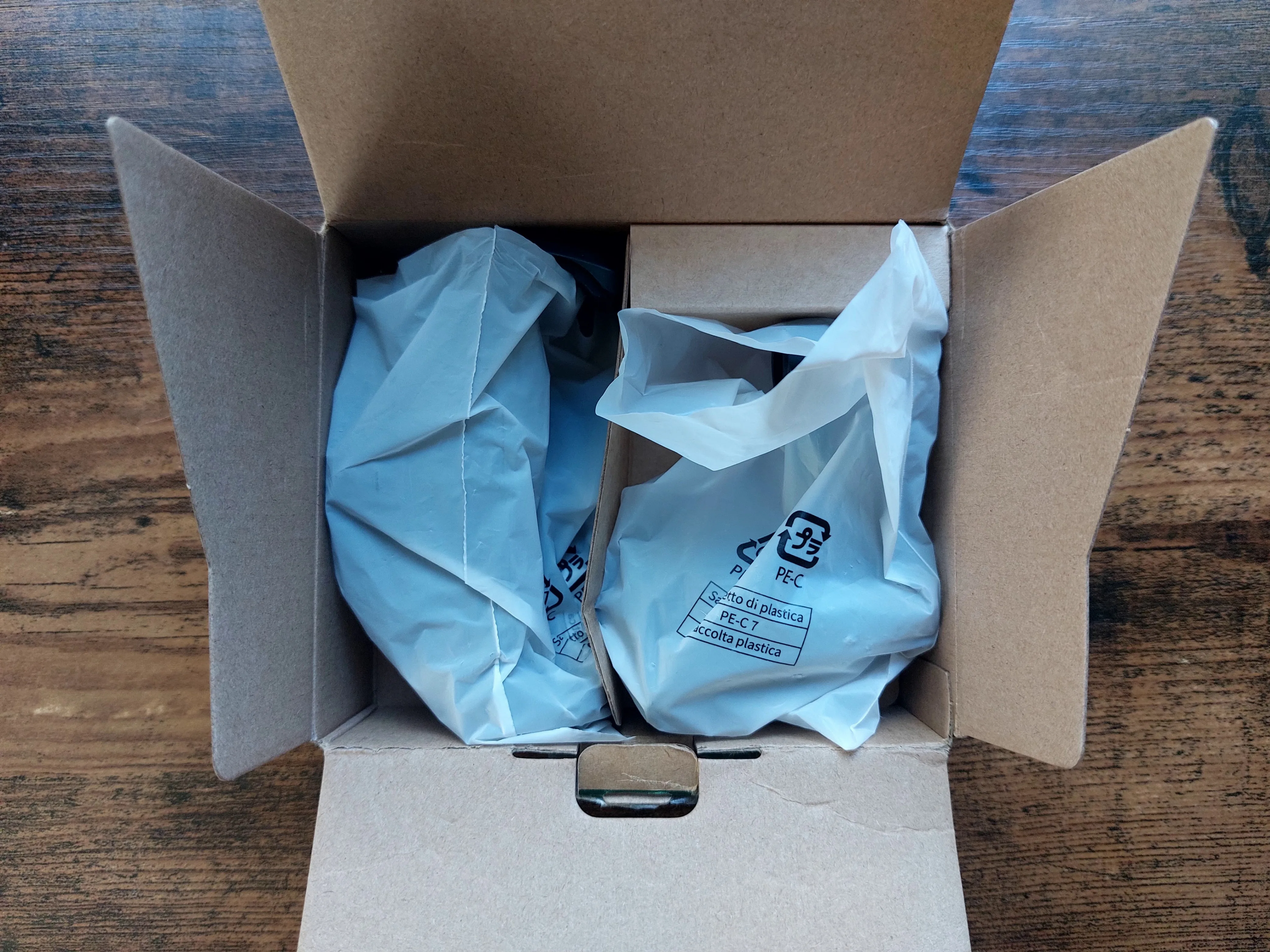 UGREEN Gravity Car Phone Mount image indicator(4)