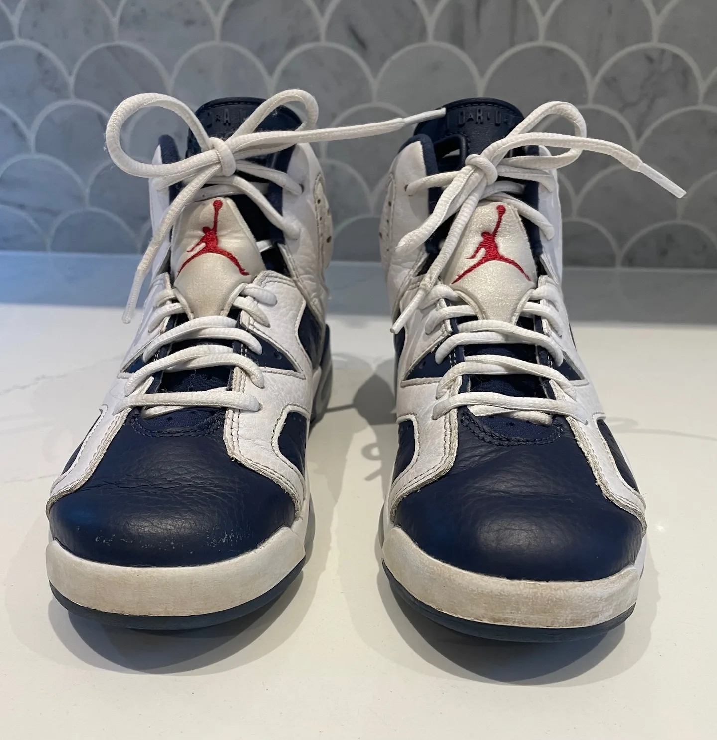 AMAZING CONDITION Nike Air Jordan’s for youth, in white and navy image indicator(4)