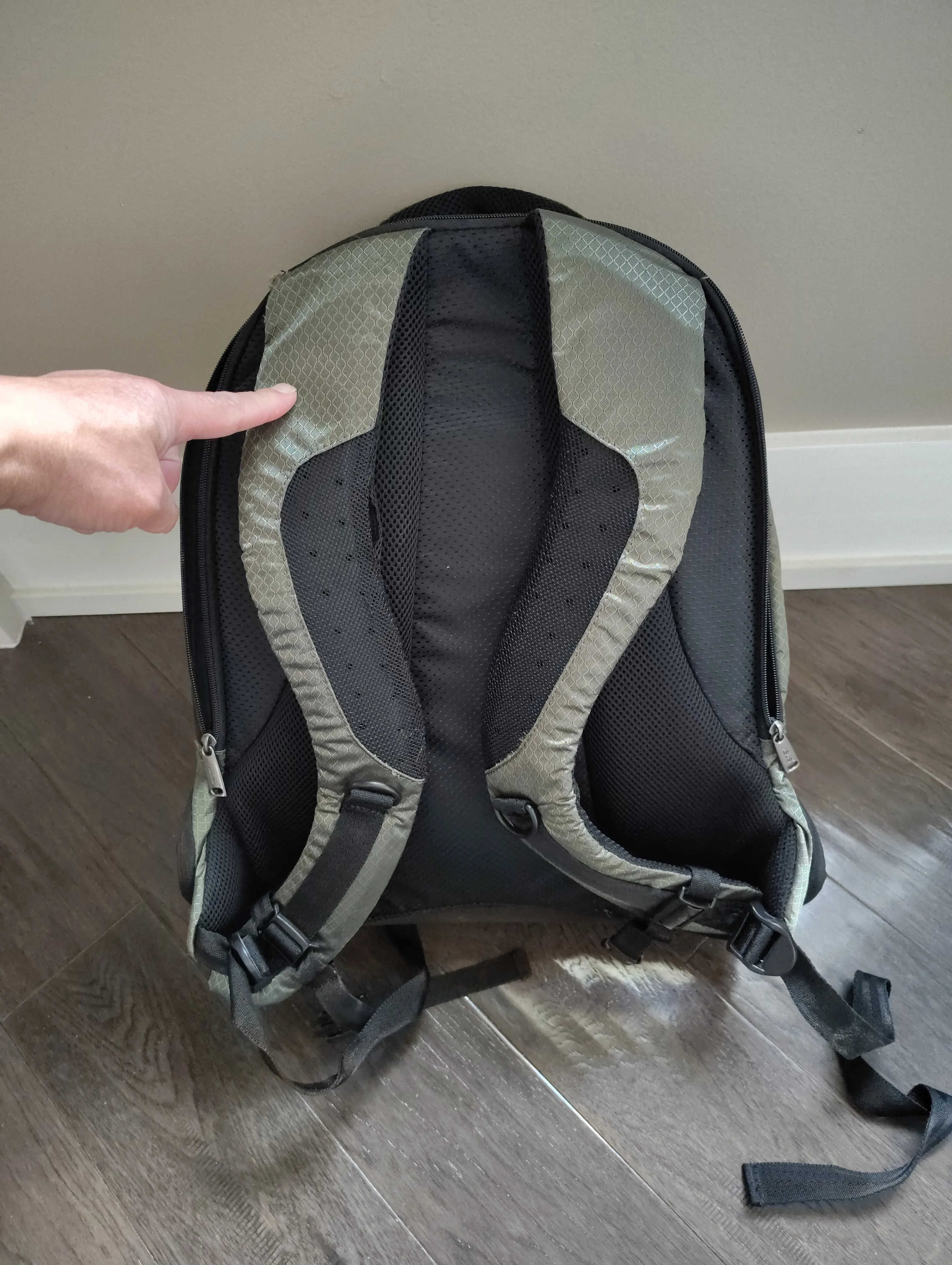 MINT RARELY USED ASUS ROG Artillery Notebook Laptop Backpack image indicator(2)