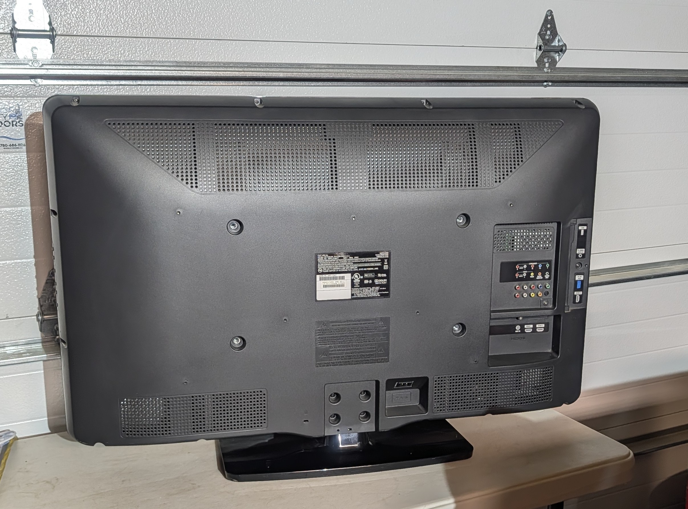 Phillips 40” 40PFL3706 LCD TV 1080P - photo 2
