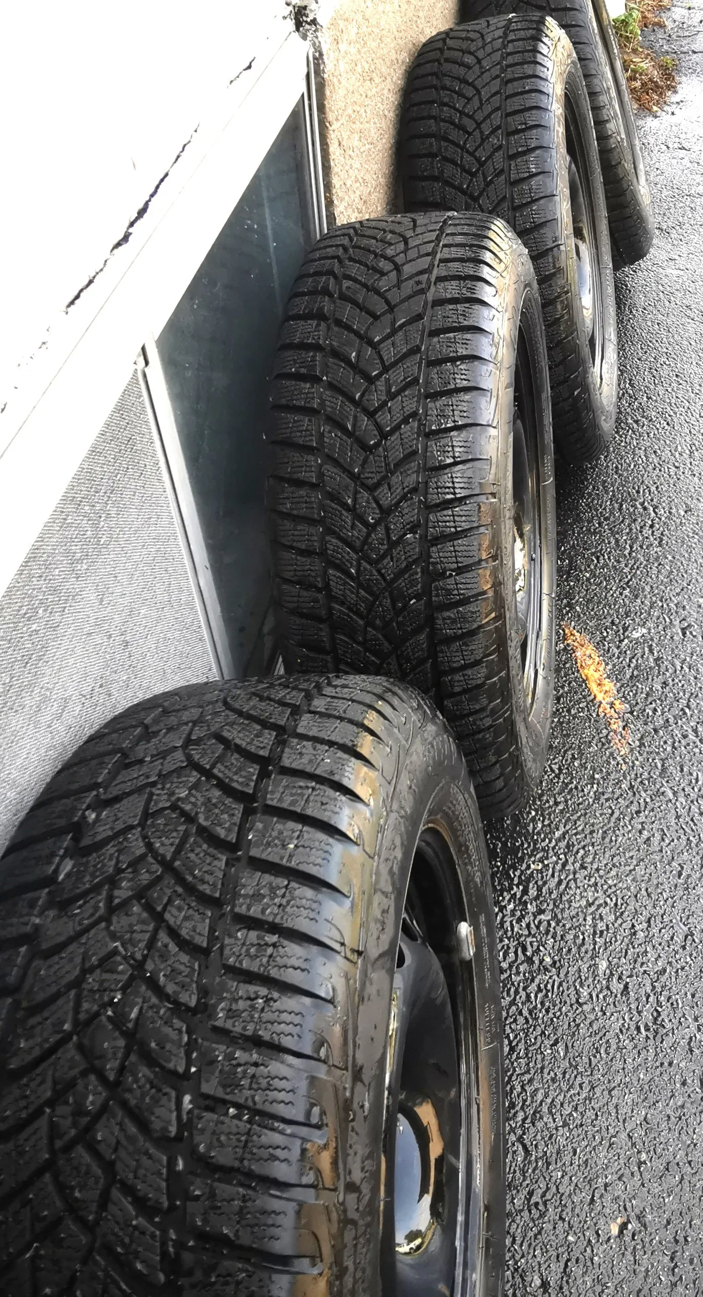 4 Goodyear Ultra Grip Winter Tires 215/60R16 Very Light Wear image indicator(6)