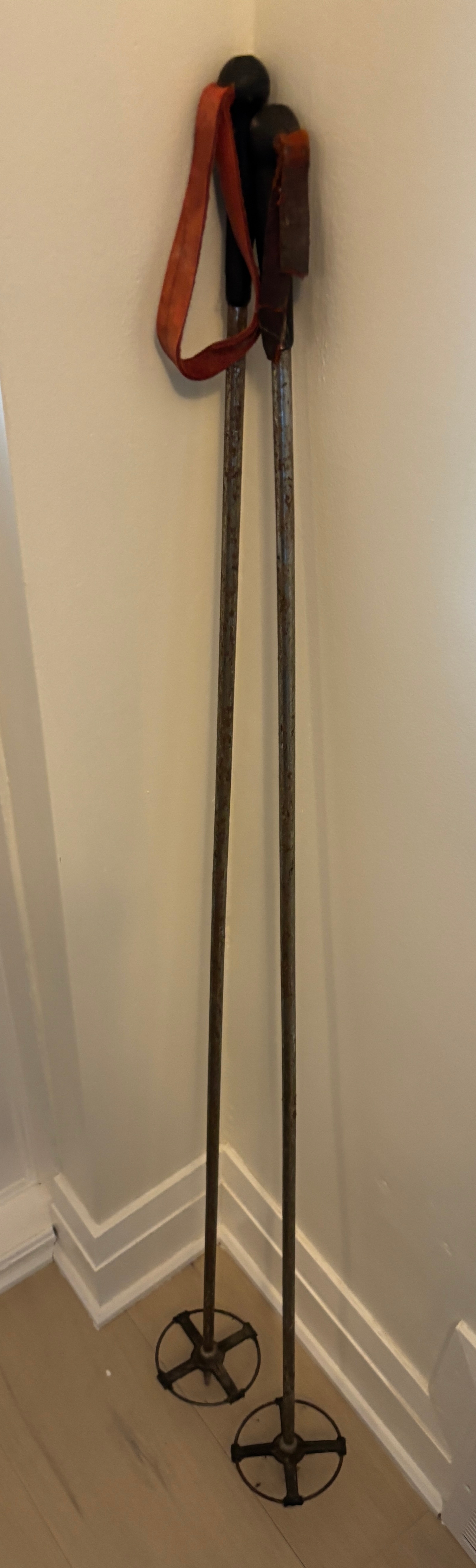 Harvey E Dodds Chalet Vintage Skis and Poles - photo 5