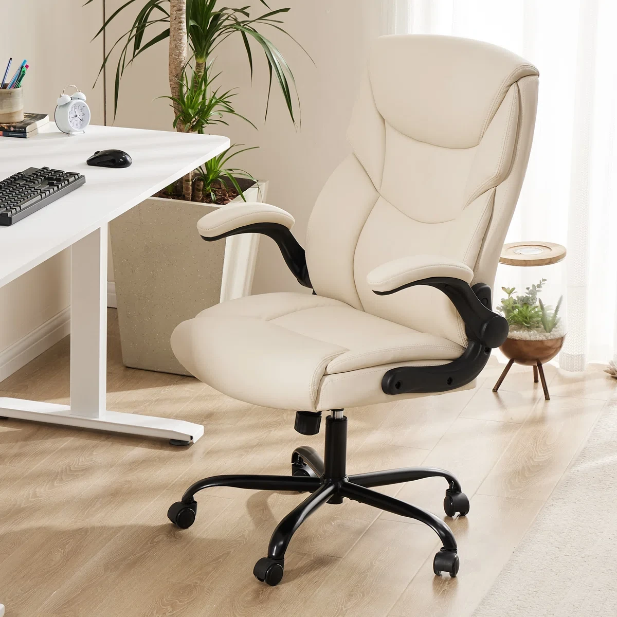 Executive office chair with off-white faux-leather - Super comfy