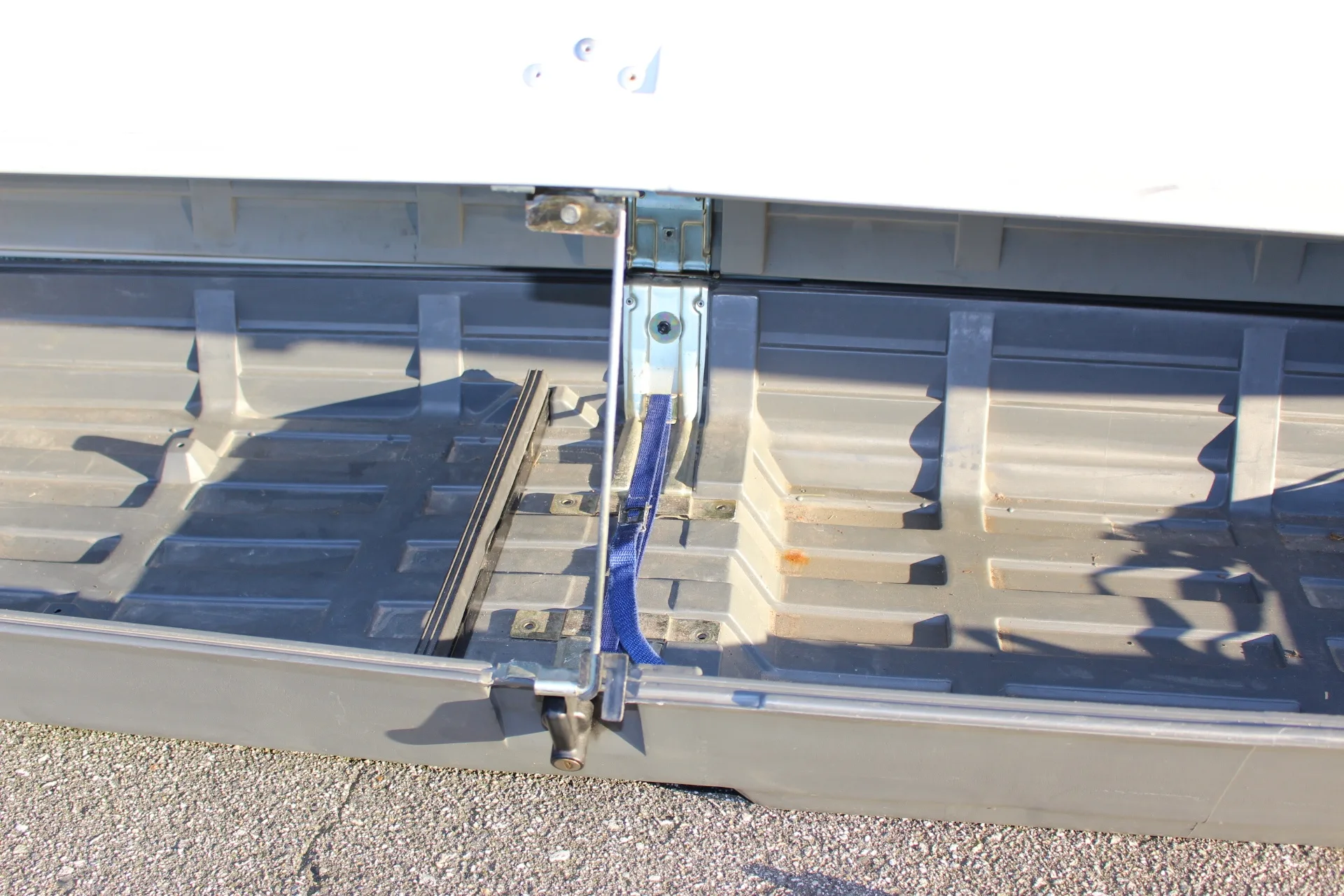 Thule 250 Kombi Roof Box image indicator(6)