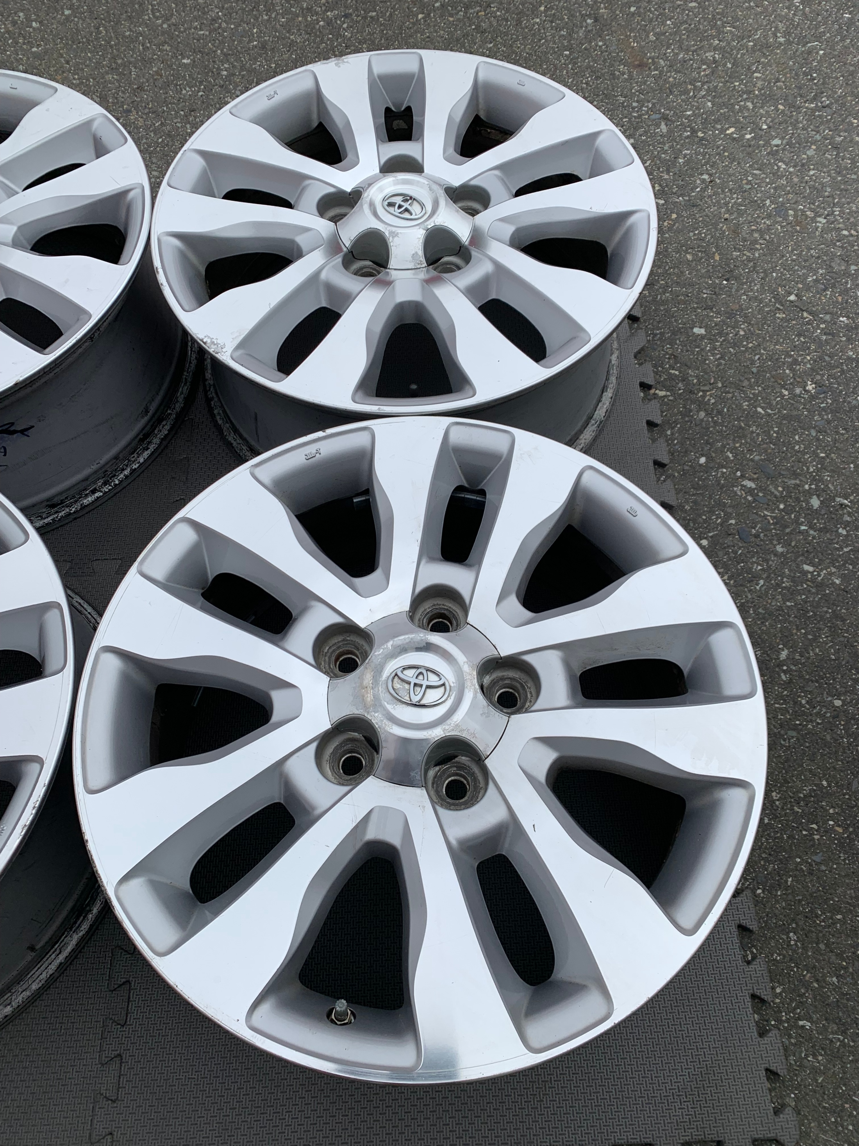Set of 20" Toyota Tundra rims 5X150 ET60 in good cond with TPMS - photo 3