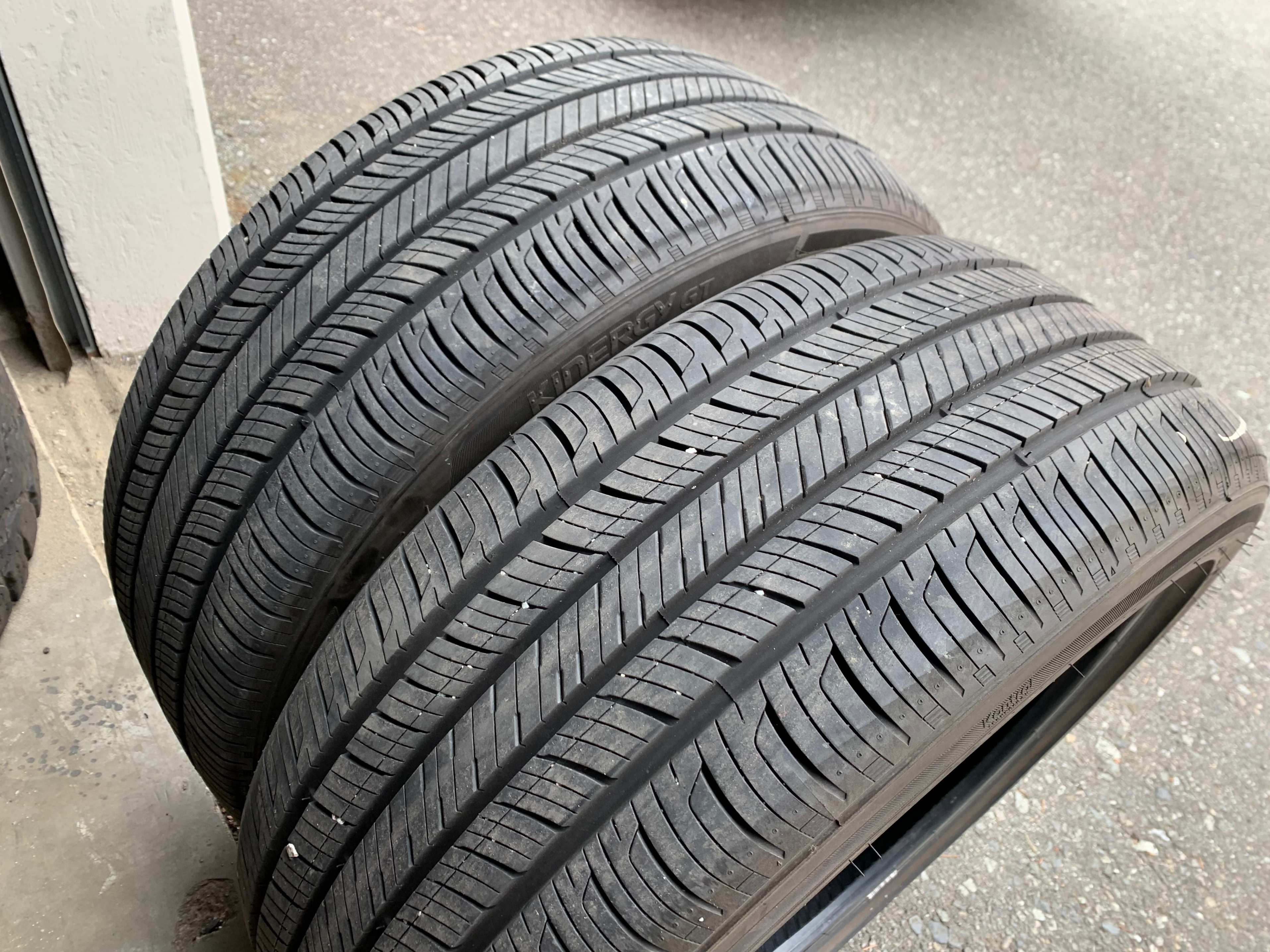 Pair of 215/45/18 89V M+S Hankook Kinergy GT with 80% tread - photo 5