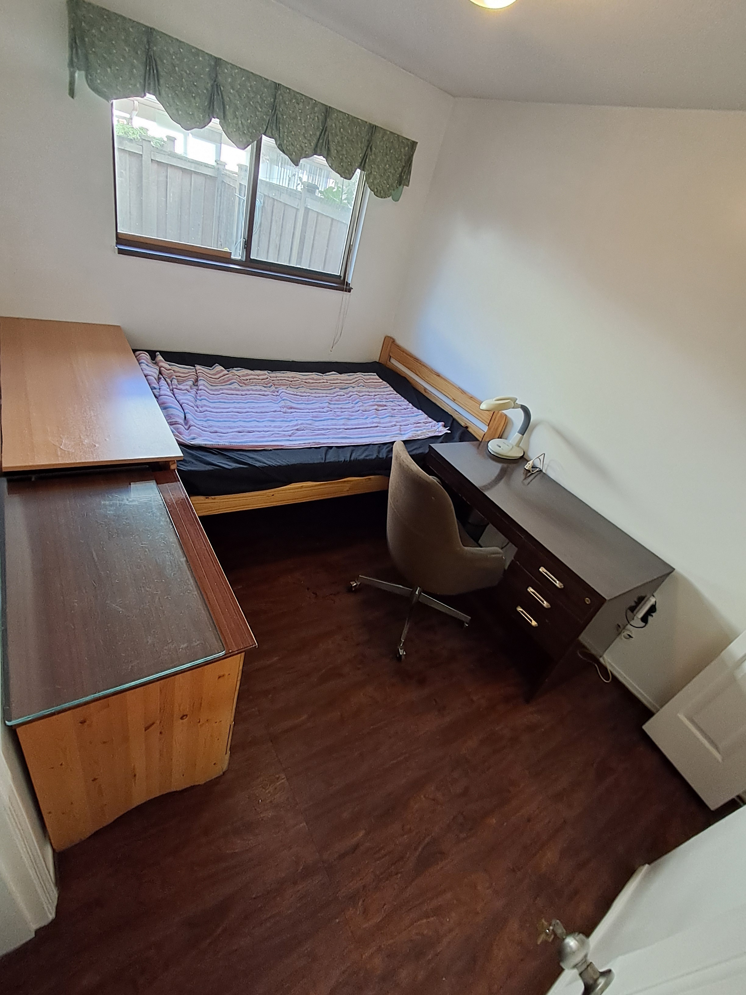 Furnished townhouse room in Richmond BC (General Currie Road) - photo 2