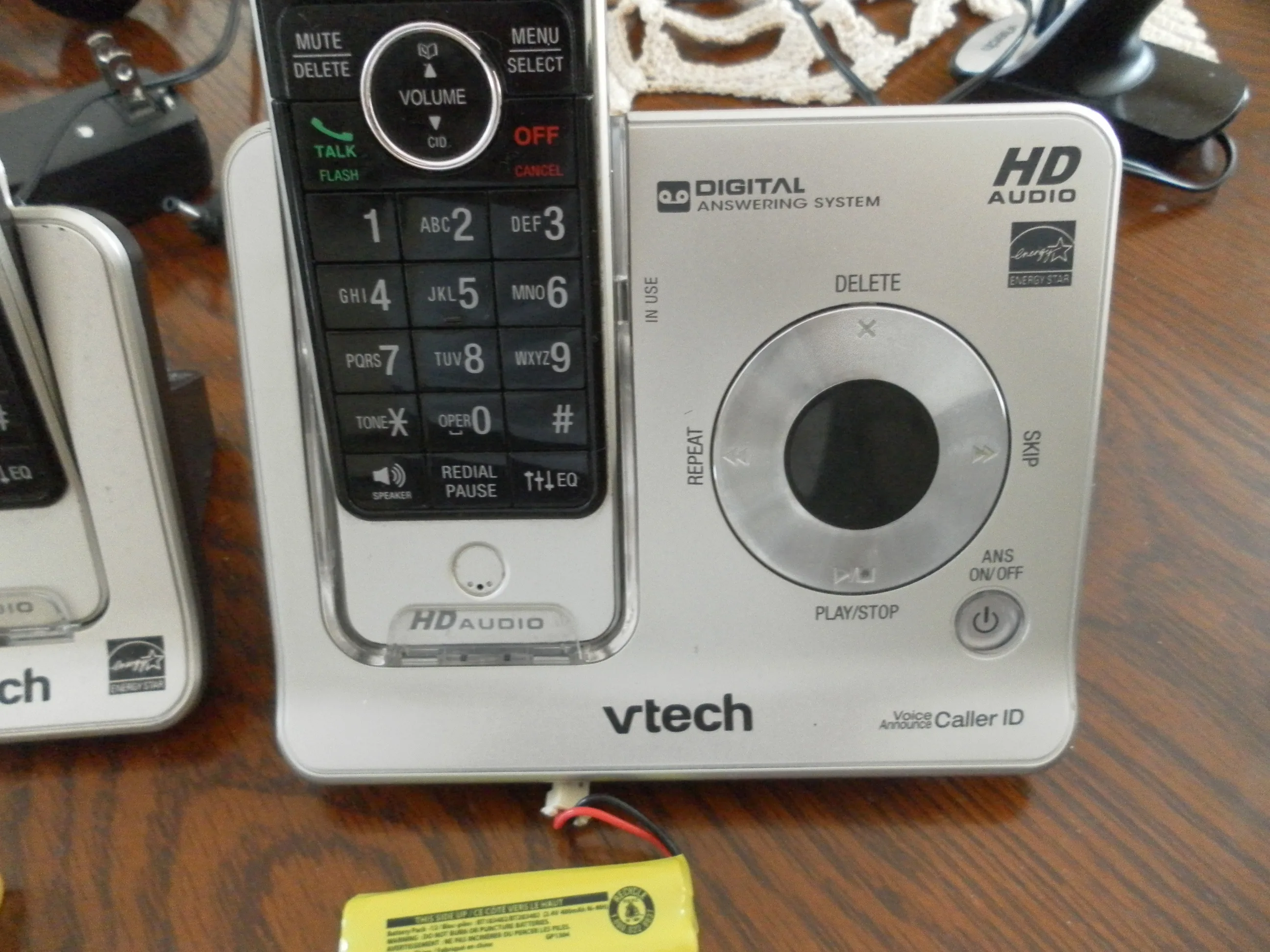 VTech digital answering system with caller ID plus Bluetooth image indicator(2)