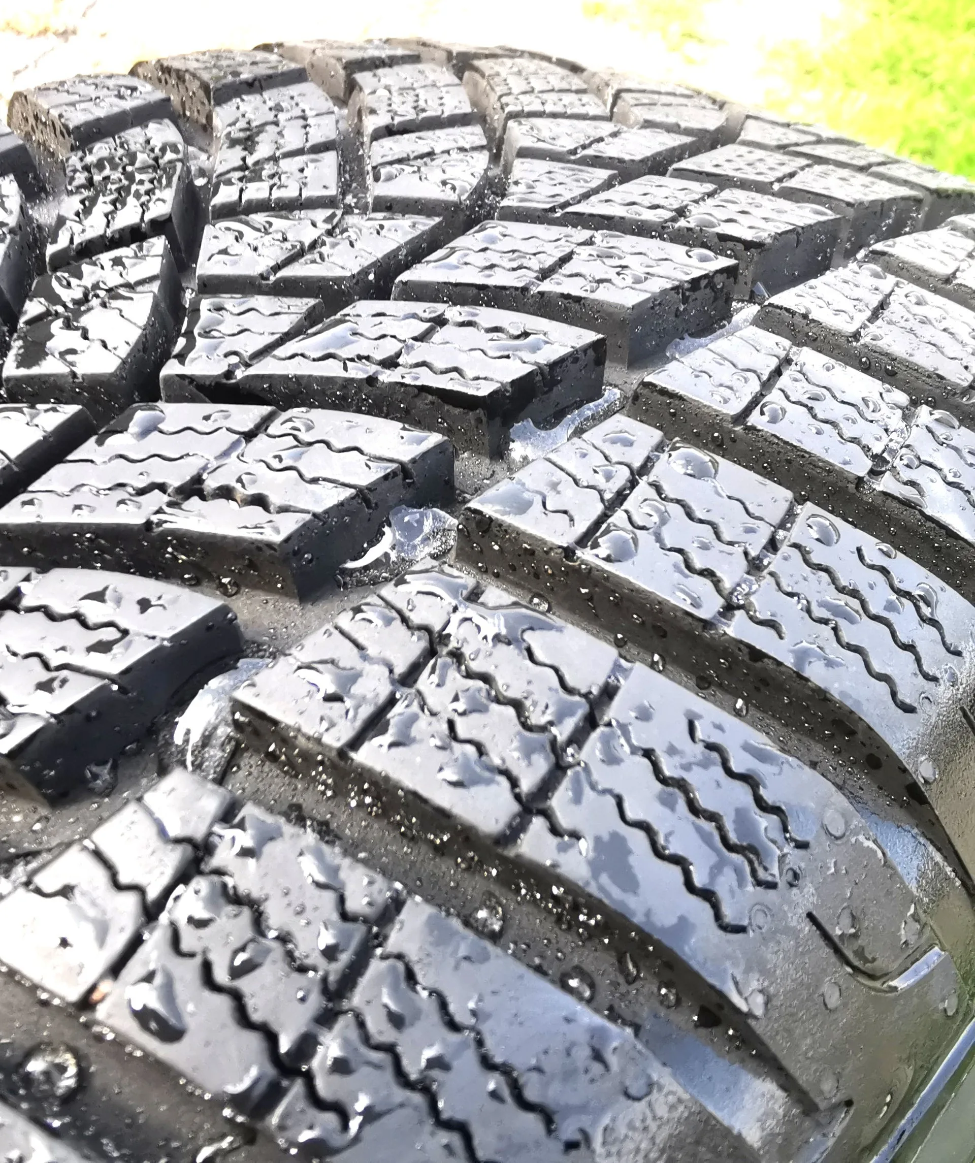 4 Goodyear Ultra Grip Winter Tires 215/60R16 Very Light Wear image indicator(5)