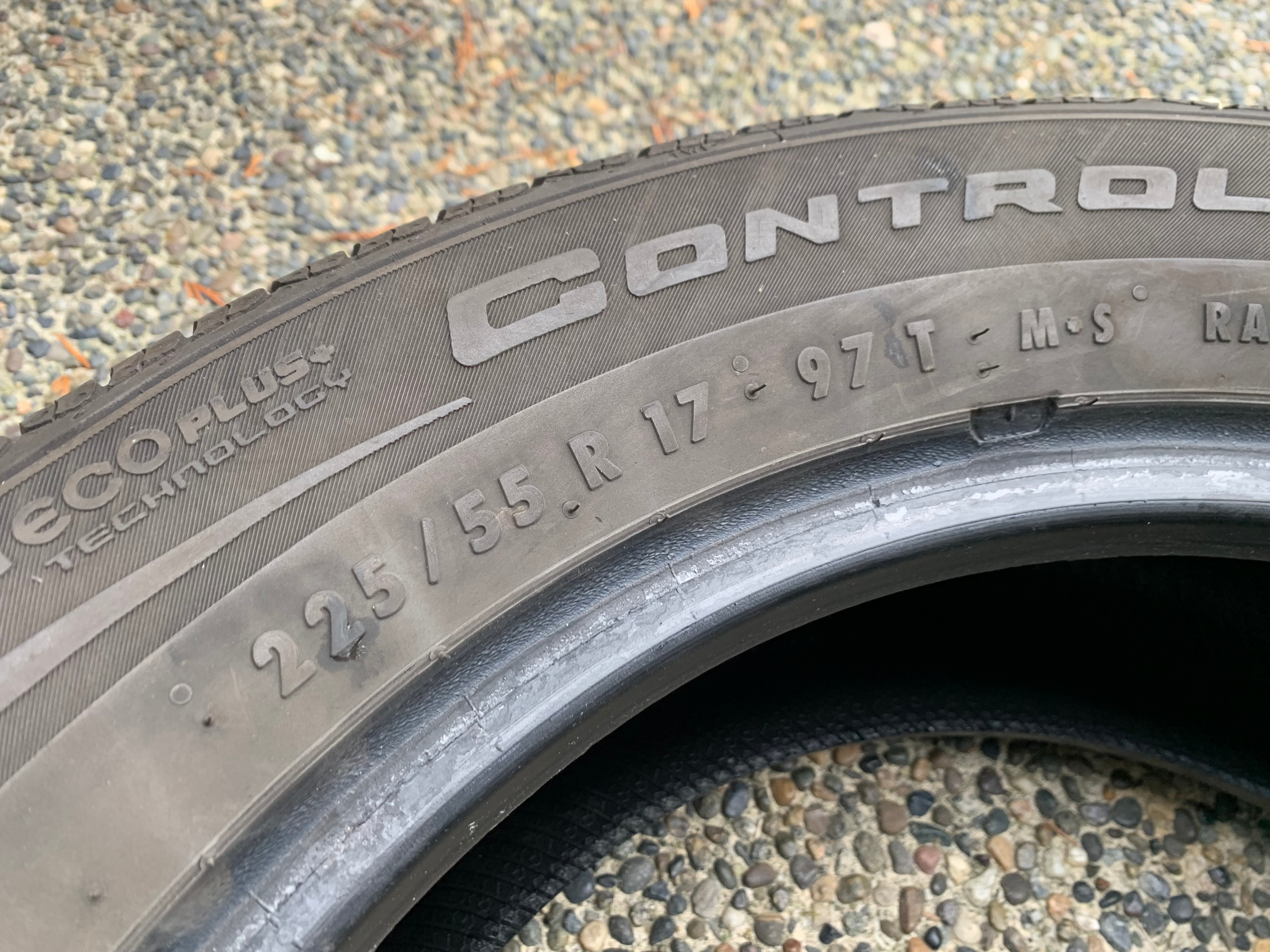 Pair of 225/55/17 Continental Control contact Tour A/S 70% tread - photo 4