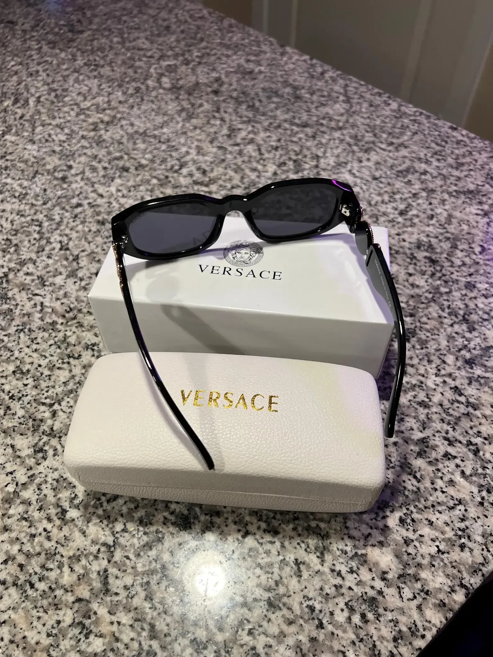 Versace Biggie VE4361 Sunglasses – Black/Gold 100% UV Protection image indicator(4)