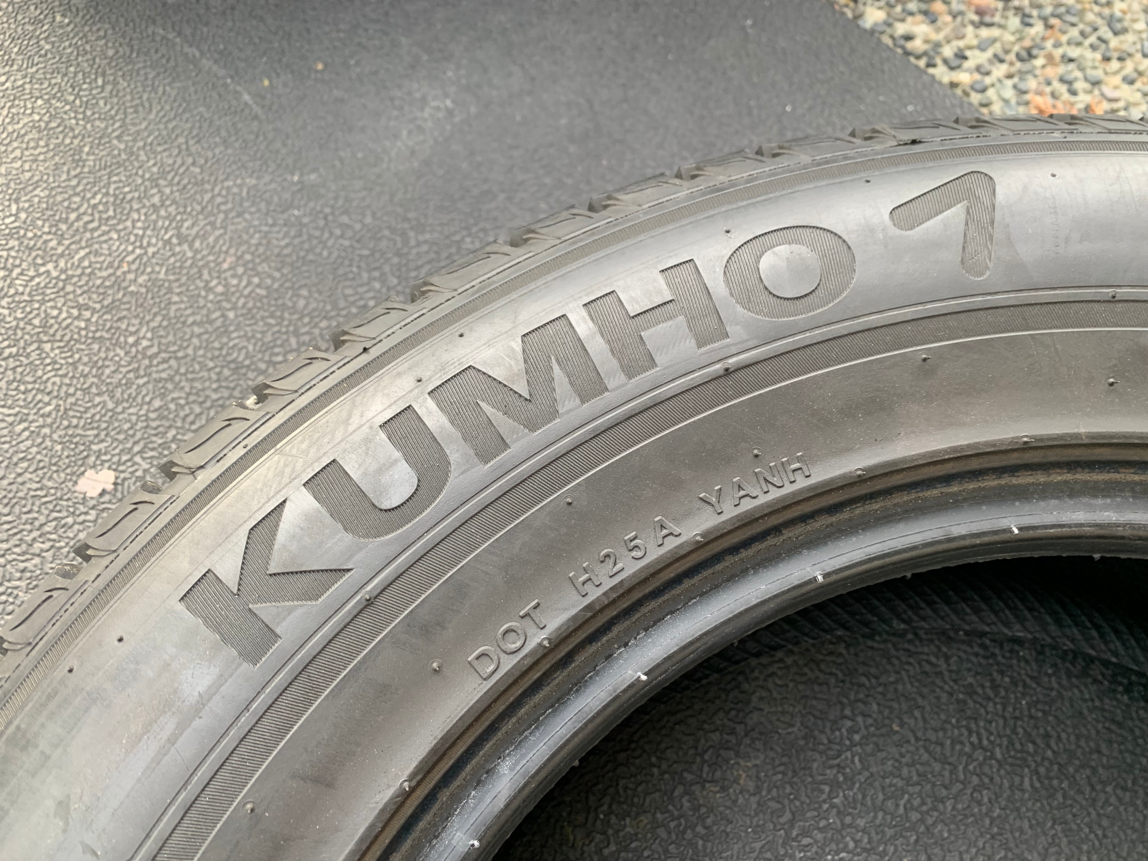 1 X single 235/65/17 M+S 104H Kumho Crugen Premium w 90% tread - photo 5