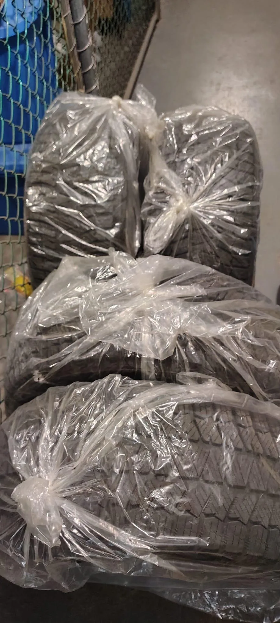 Bridgestone BLIZZAK WS90 Winter Tires 235/55R17 image indicator(3)