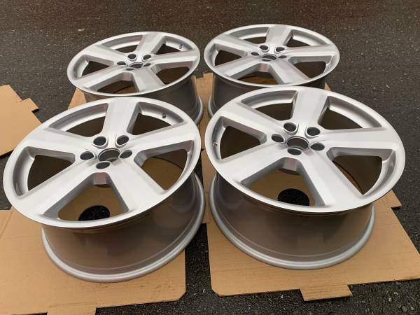 STUNNING - Set of Genuine OEM Audi A8 19x9" ET44 rims Like New - photo 2
