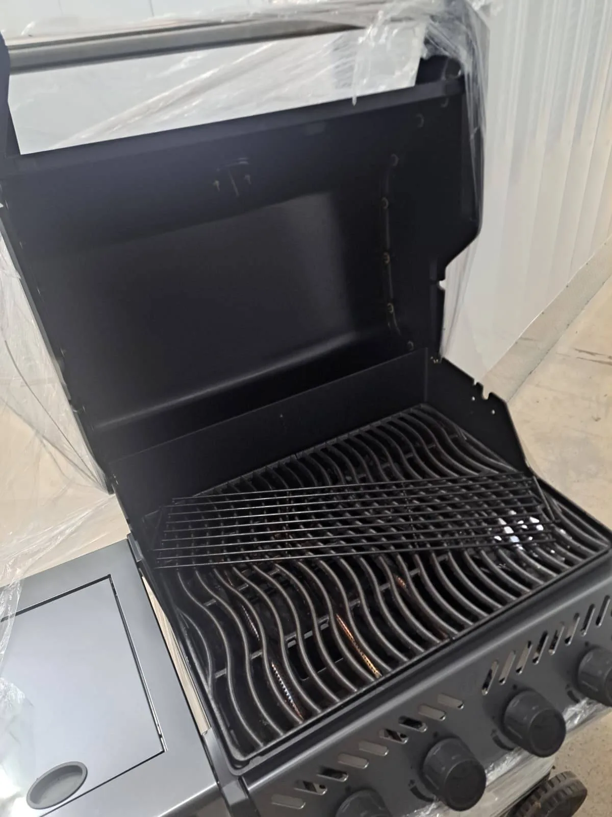 Napoleon Freestyle 425 Propane Gas Grill with Range Side Burner thumbnail