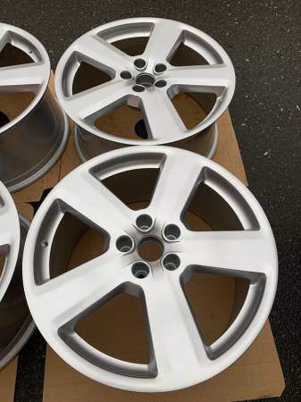 STUNNING - Set of Genuine OEM Audi A8 19x9" ET44 rims Like New - photo 5