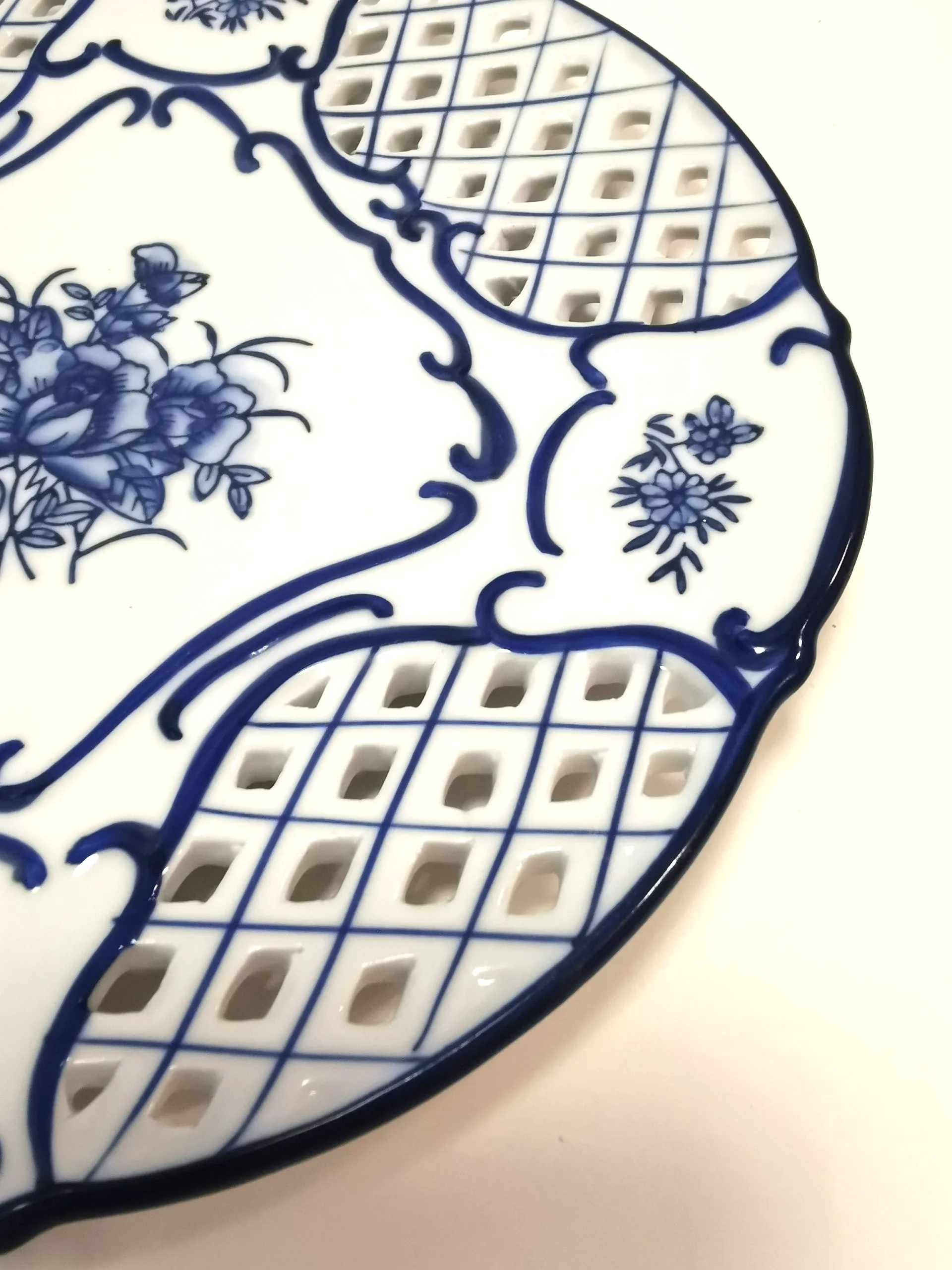 Vintage Osaka Fenton Japan Plate – 9 Inch Gold Toned Trim image indicator(10)