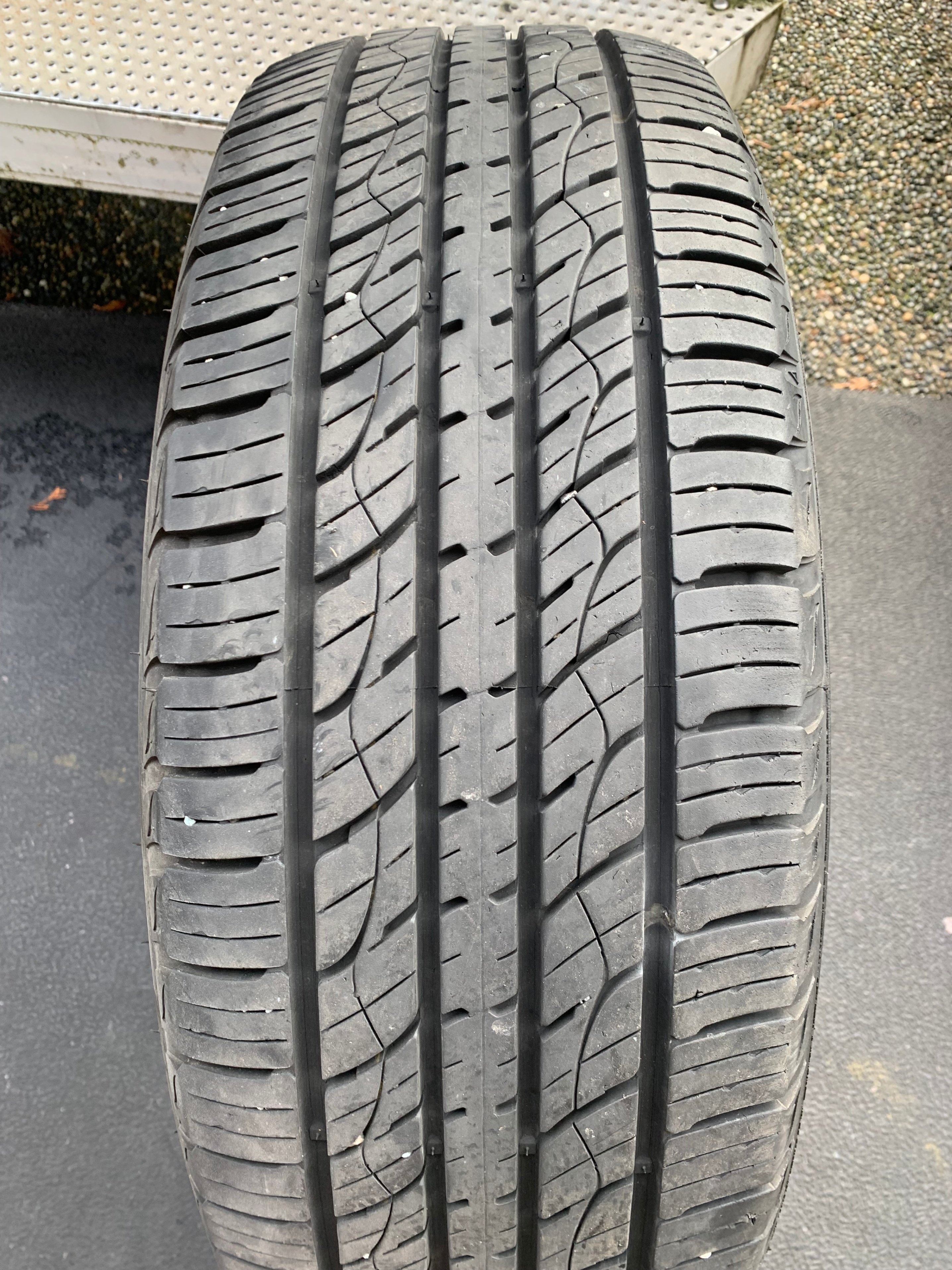 1 X single 235/65/17 M+S 104H Kumho Crugen Premium w 90% tread