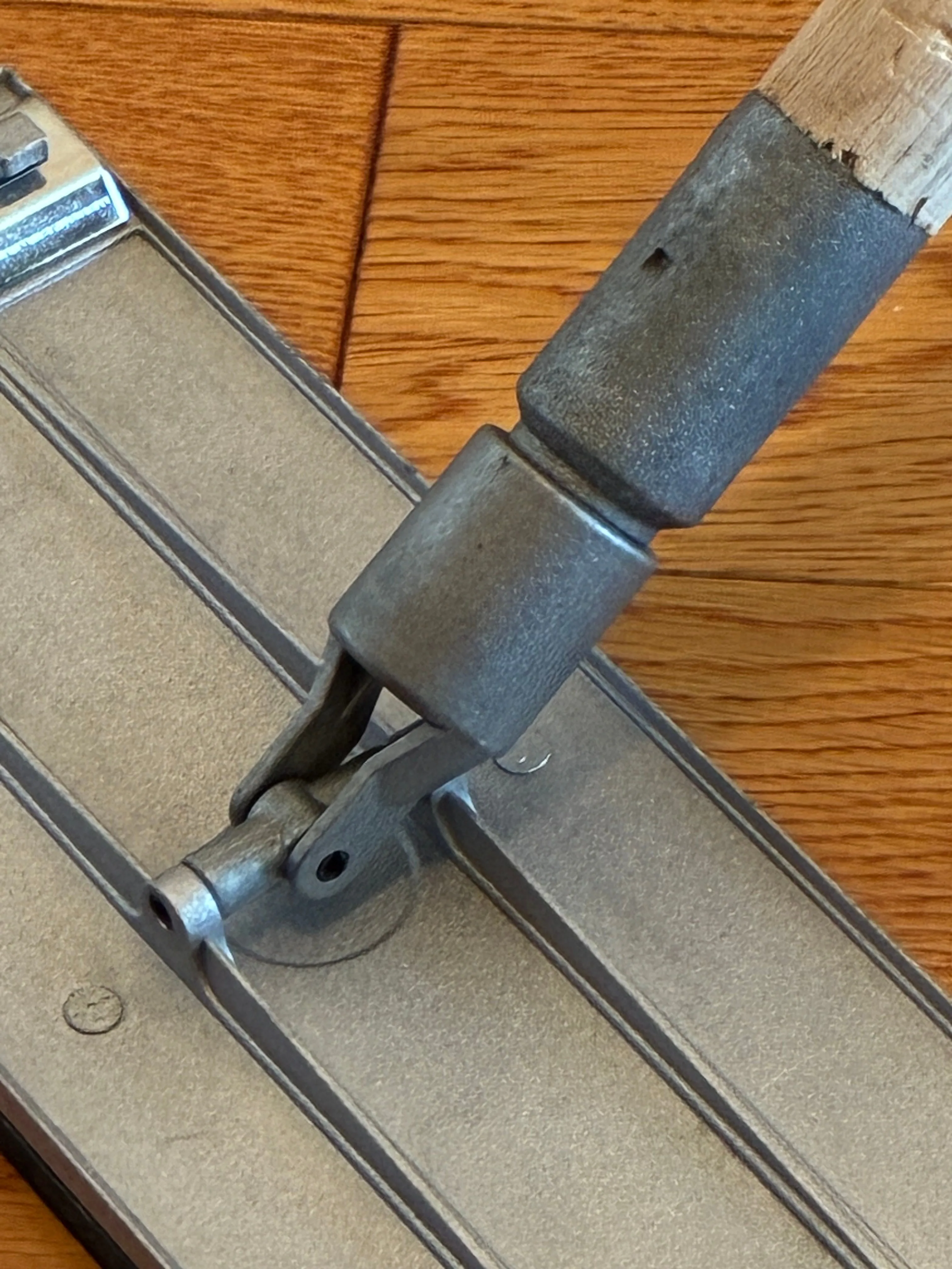 Anvil Aluminum Pole Sander with 48" Wooden Handle. Brand new image indicator(9)