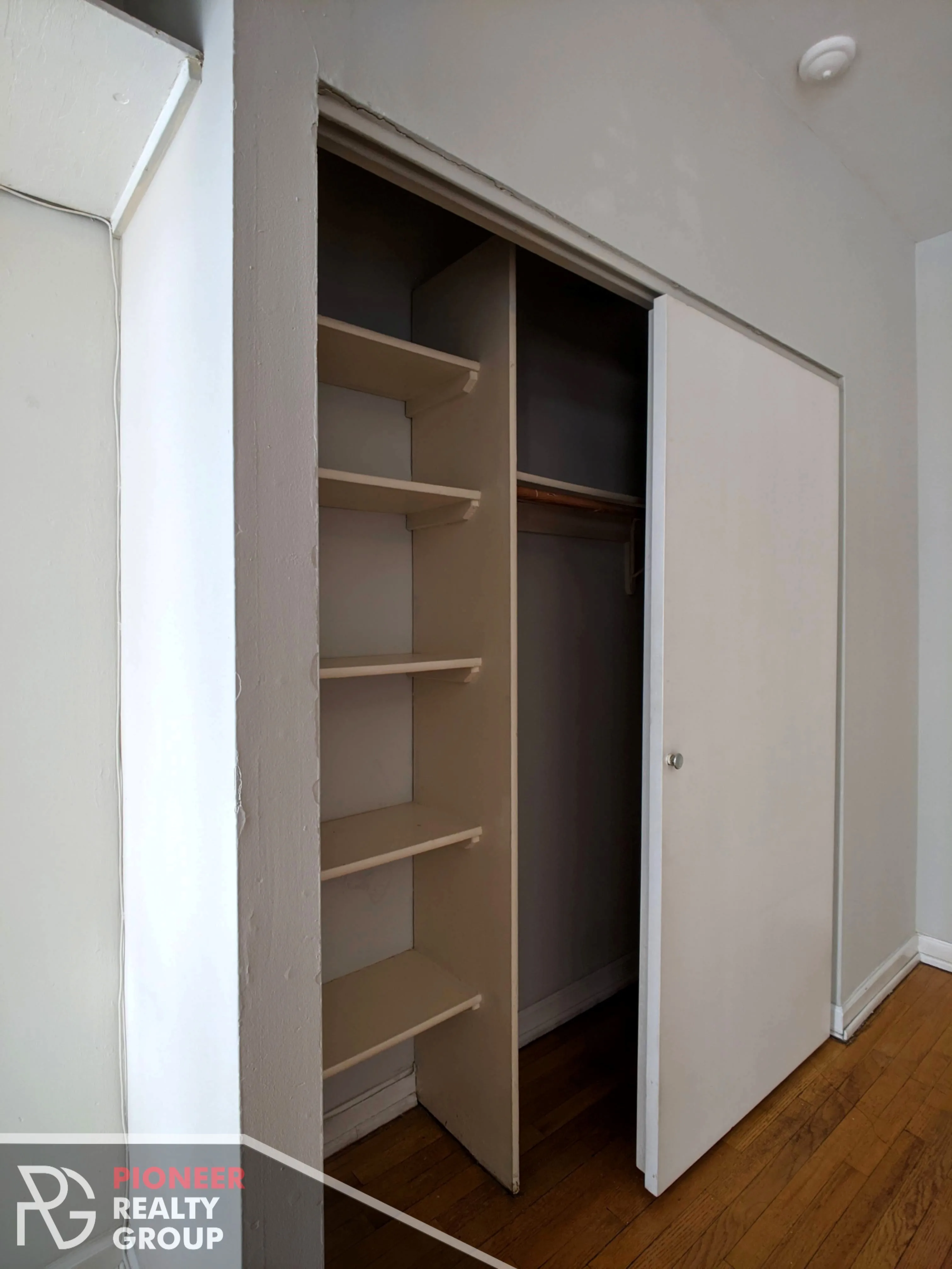 Studio in Lakeview Available for Rent! image indicator(6)